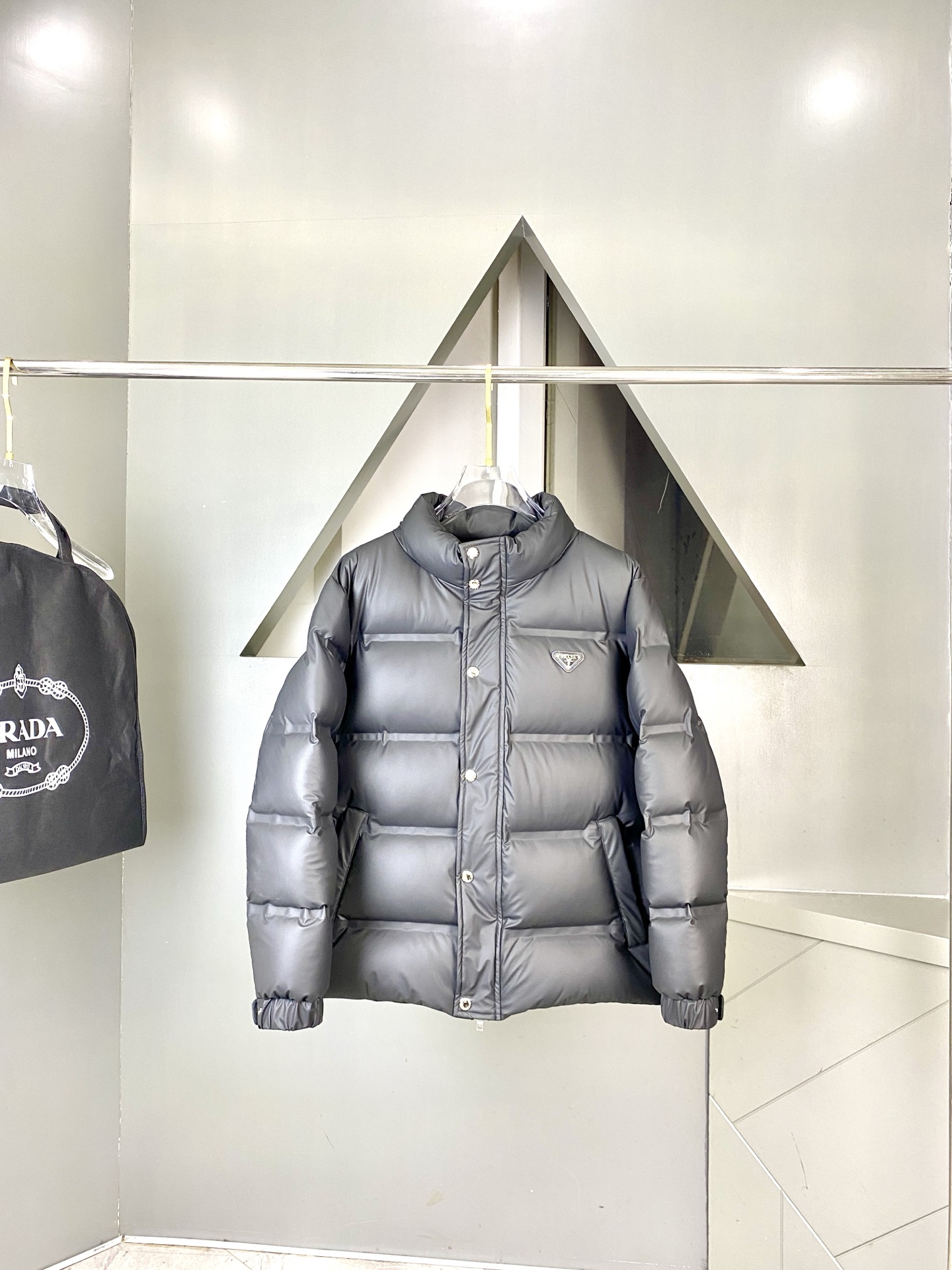 羽绒上新⬆️ PRADA 普拉达黑科技压胶羽绒外套(⚠️压胶高版本) 冬装新品，高端定制！轻熟商务最爱系