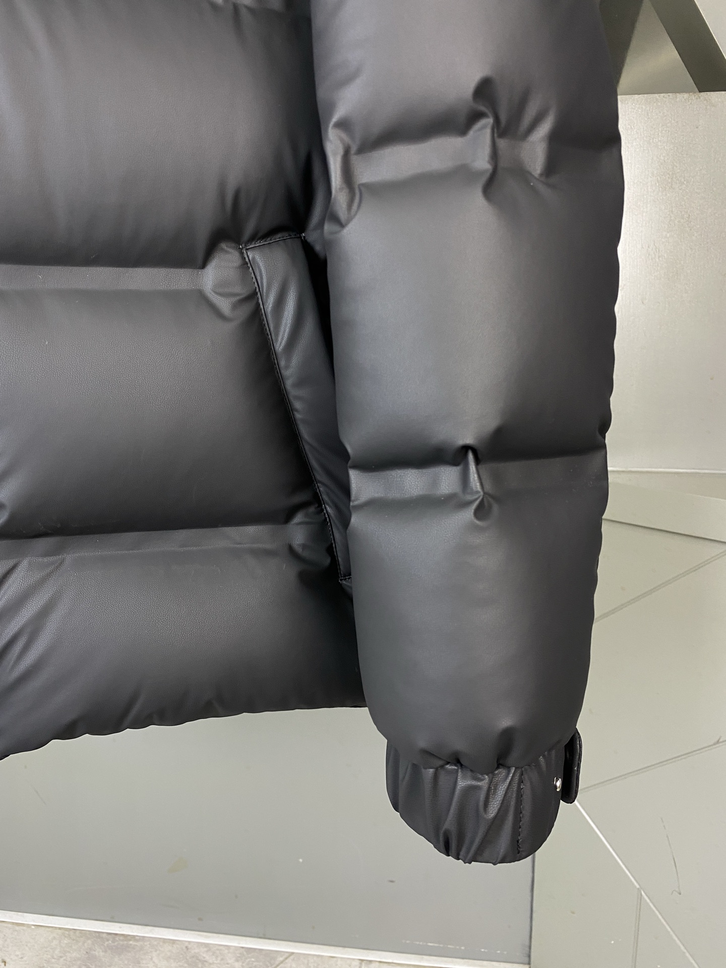 羽绒上新⬆️ PRADA 普拉达黑科技压胶羽绒外套(⚠️压胶高版本) 冬装新品，高端定制！轻熟商务最爱系