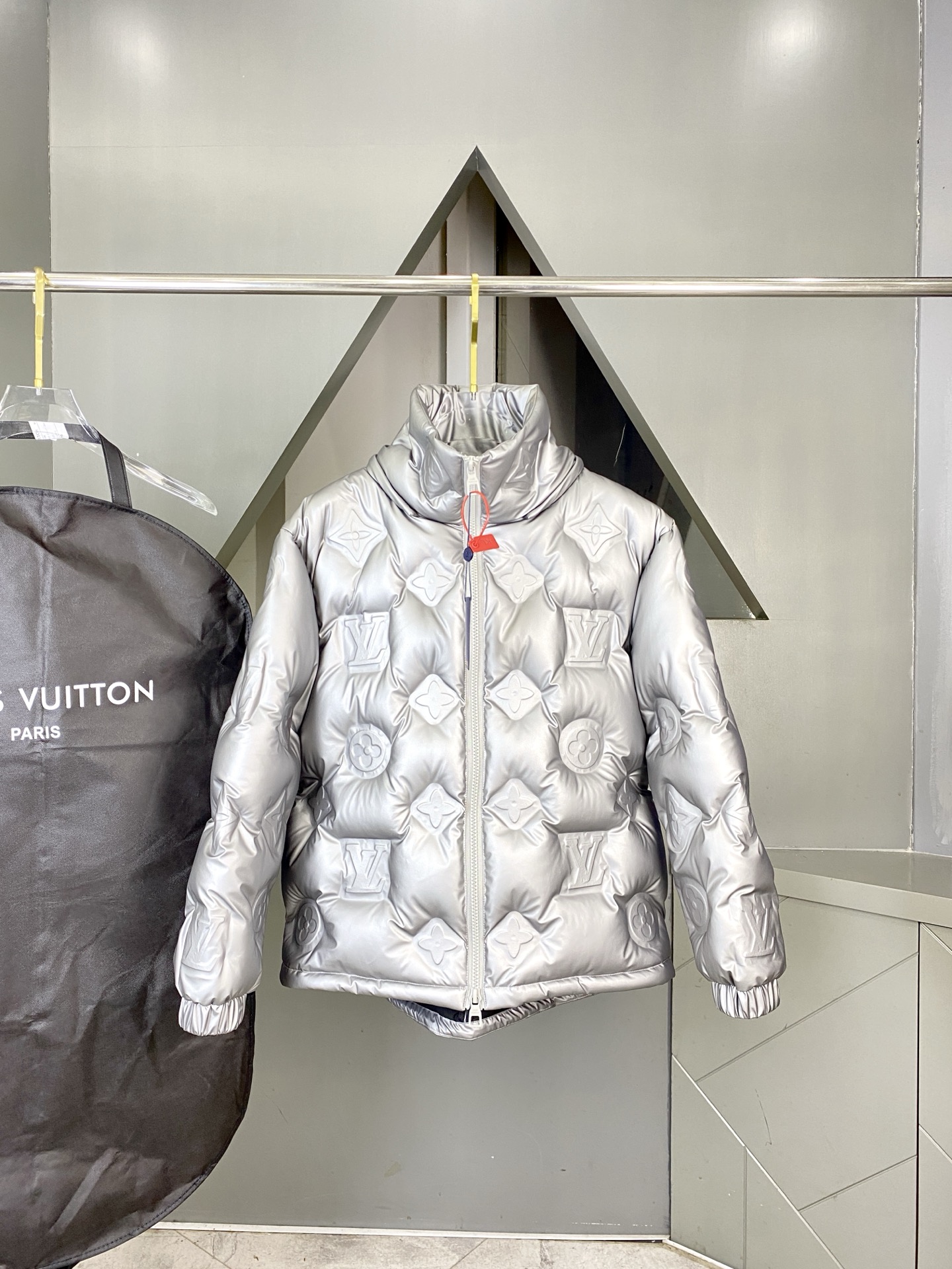 LOUIS VUITTON/路易威登 SS25官网走秀款压花老花皮质拼接立领羽绒服夹克外套 LV羽绒服品