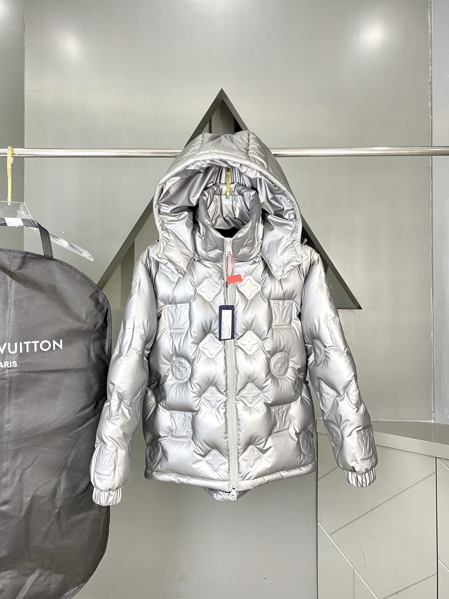 LOUIS VUITTON/路易威登 SS25官网走秀款压花老花皮质拼接立领羽绒服夹克外套 LV羽绒服品