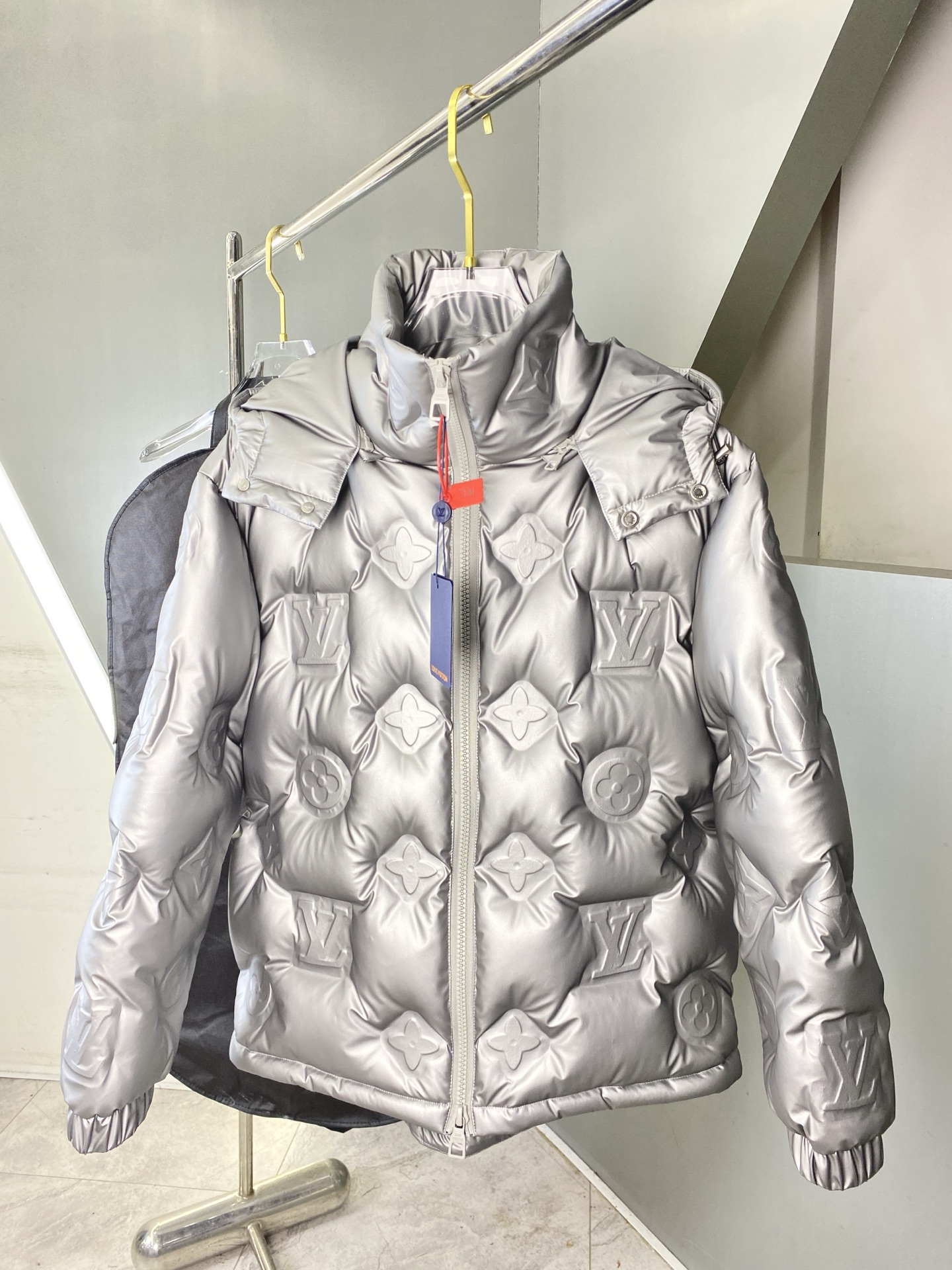 LOUIS VUITTON/路易威登 SS25官网走秀款压花老花皮质拼接立领羽绒服夹克外套 LV羽绒服品