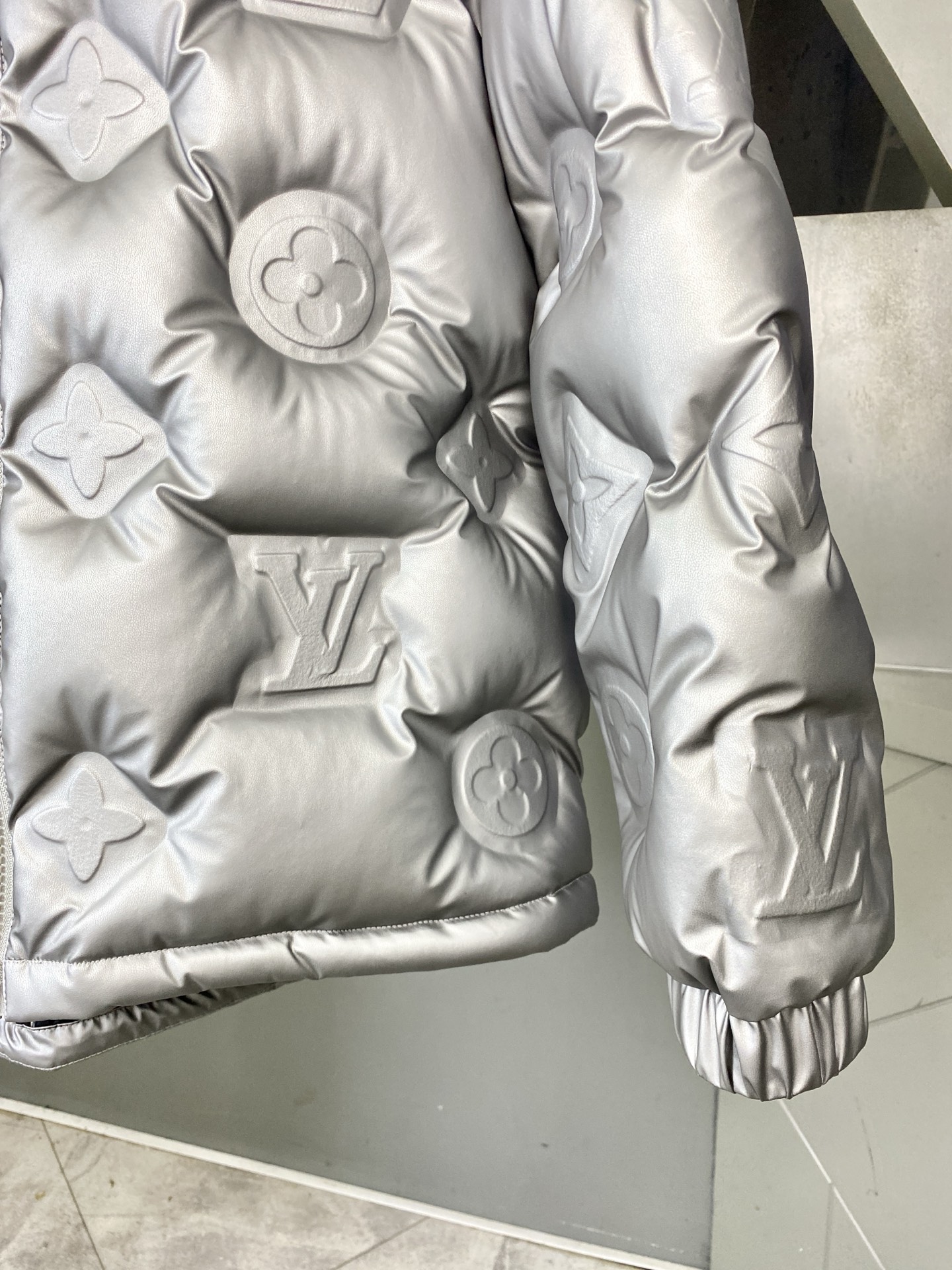 LOUIS VUITTON/路易威登 SS25官网走秀款压花老花皮质拼接立领羽绒服夹克外套 LV羽绒服品