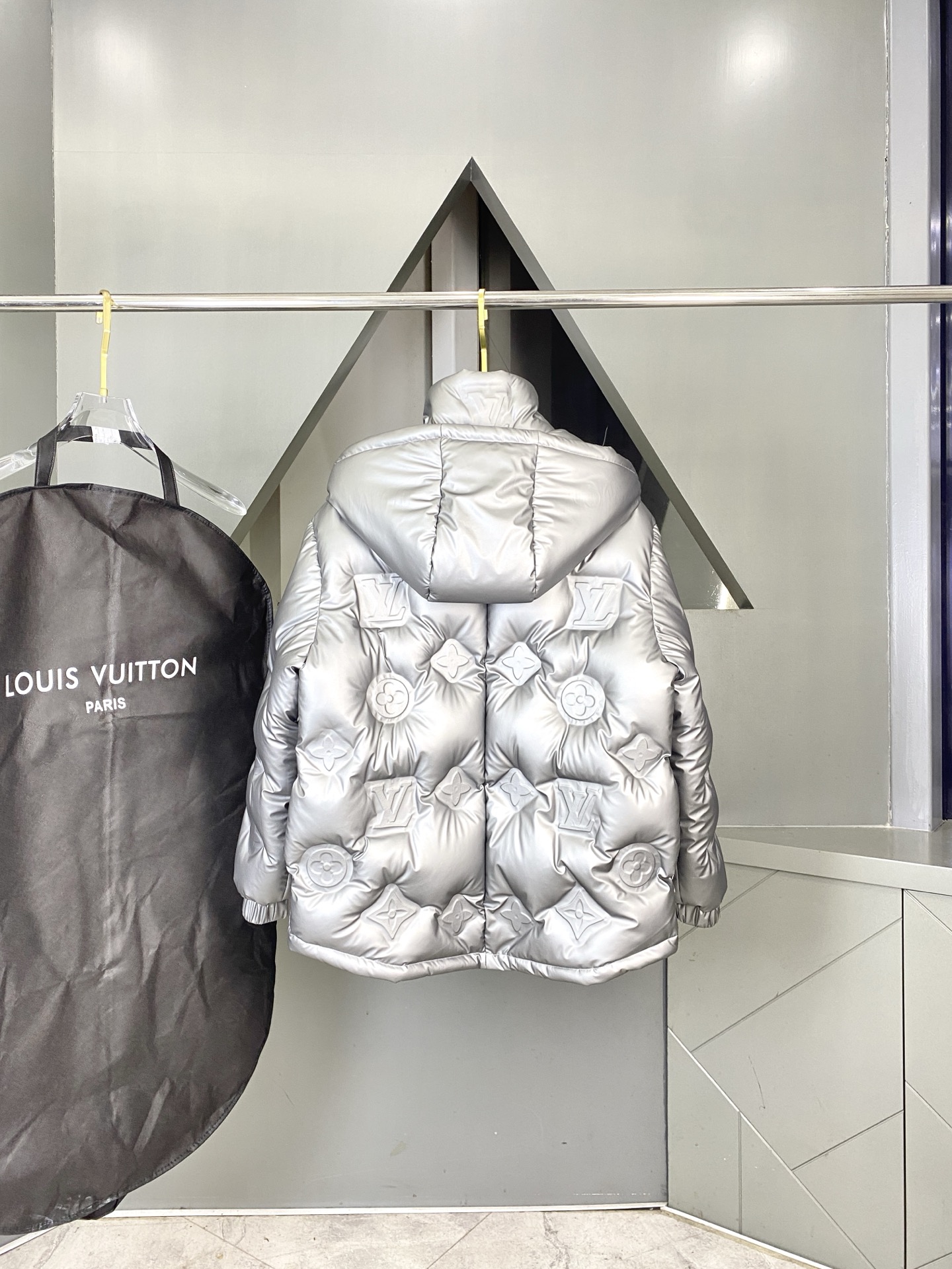 LOUIS VUITTON/路易威登 SS25官网走秀款压花老花皮质拼接立领羽绒服夹克外套 LV羽绒服品