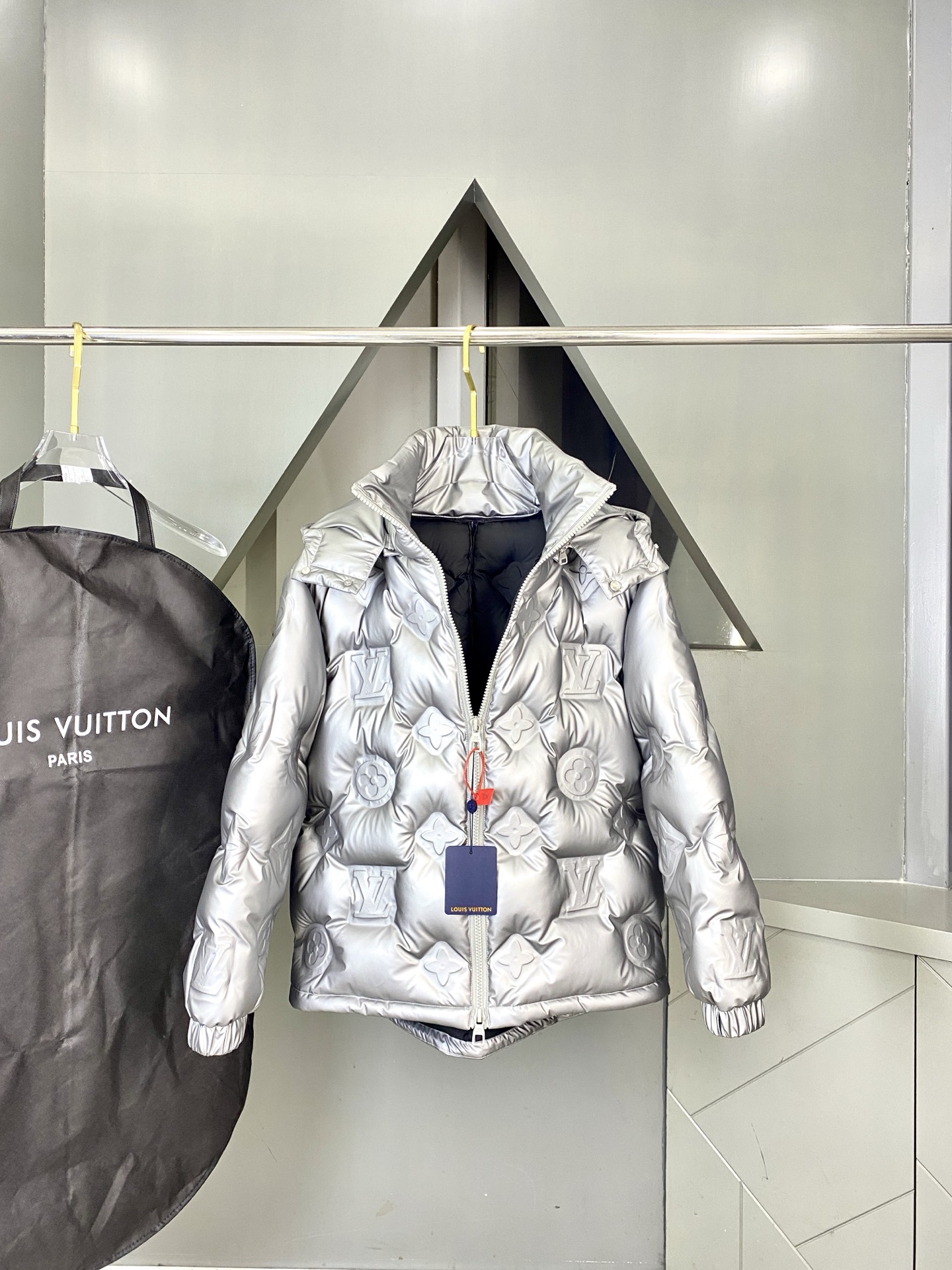 LOUIS VUITTON/路易威登 SS25官网走秀款压花老花皮质拼接立领羽绒服夹克外套 LV羽绒服品