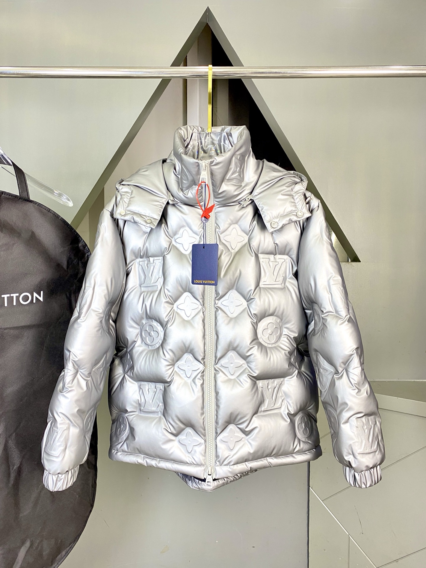 LOUIS VUITTON/路易威登 SS25官网走秀款压花老花皮质拼接立领羽绒服夹克外套 LV羽绒服品