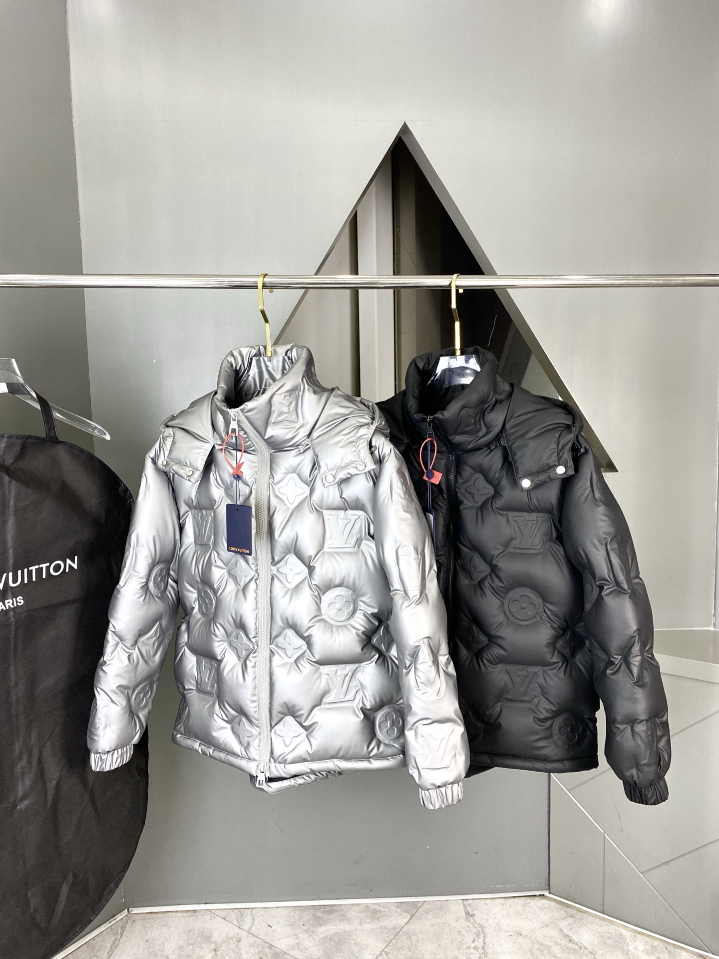 LOUIS VUITTON/路易威登 SS25官网走秀款压花老花皮质拼接立领羽绒服夹克外套 LV羽绒服品