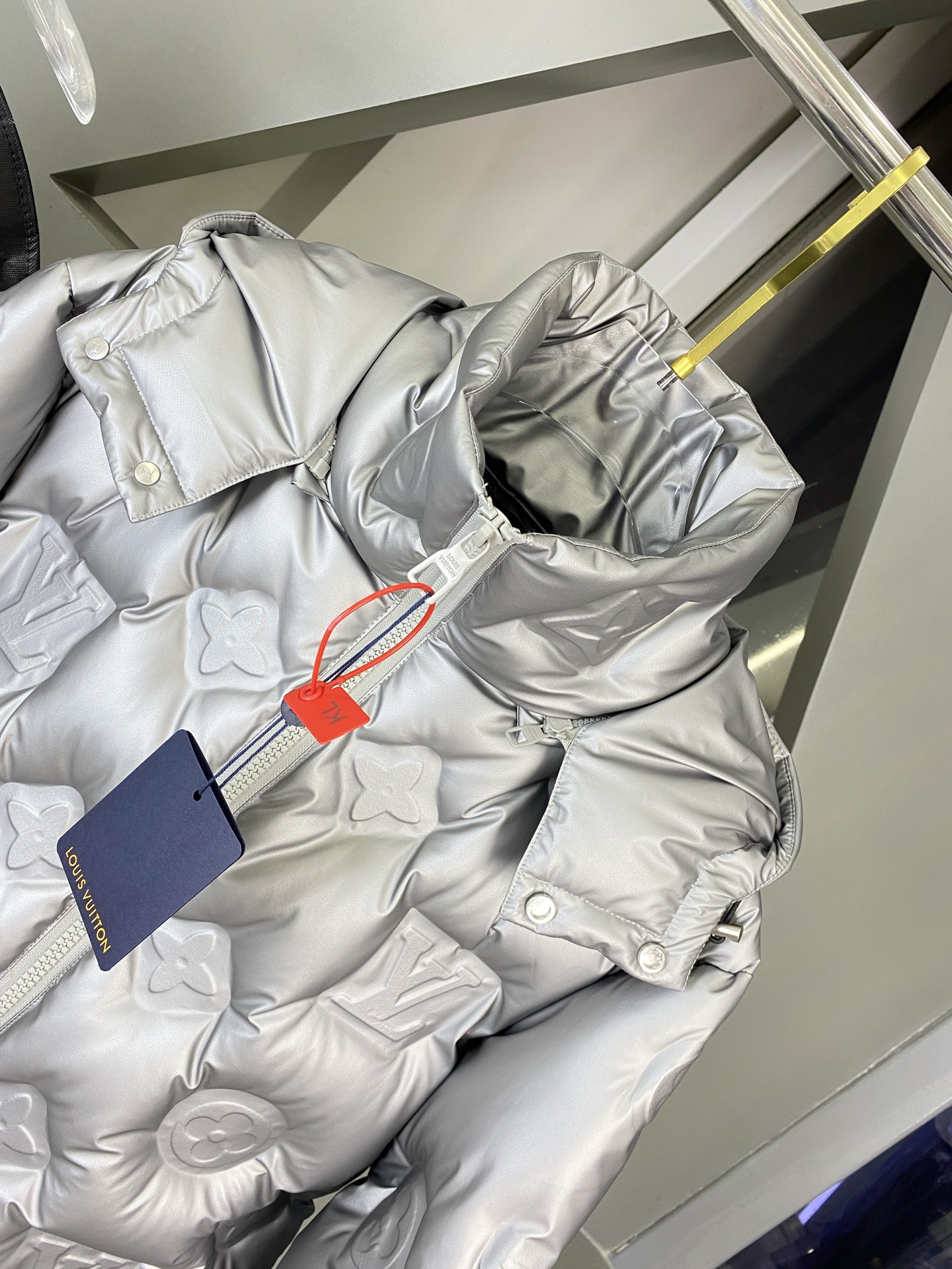 LOUIS VUITTON/路易威登 SS25官网走秀款压花老花皮质拼接立领羽绒服夹克外套 LV羽绒服品