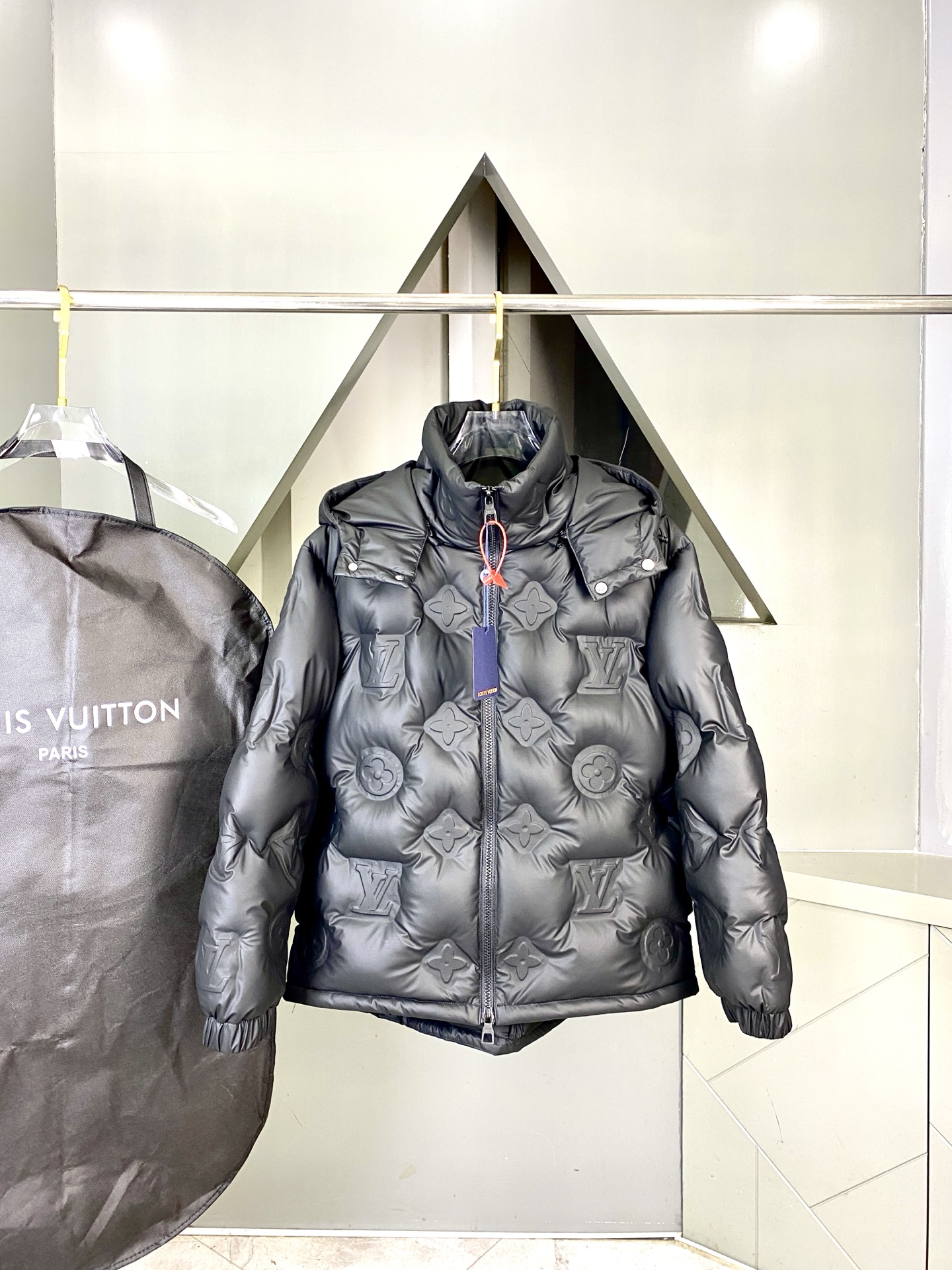 LOUIS VUITTON/路易威登 SS25官网走秀款压花老花皮质拼接立领羽绒服夹克外套 LV羽绒服品