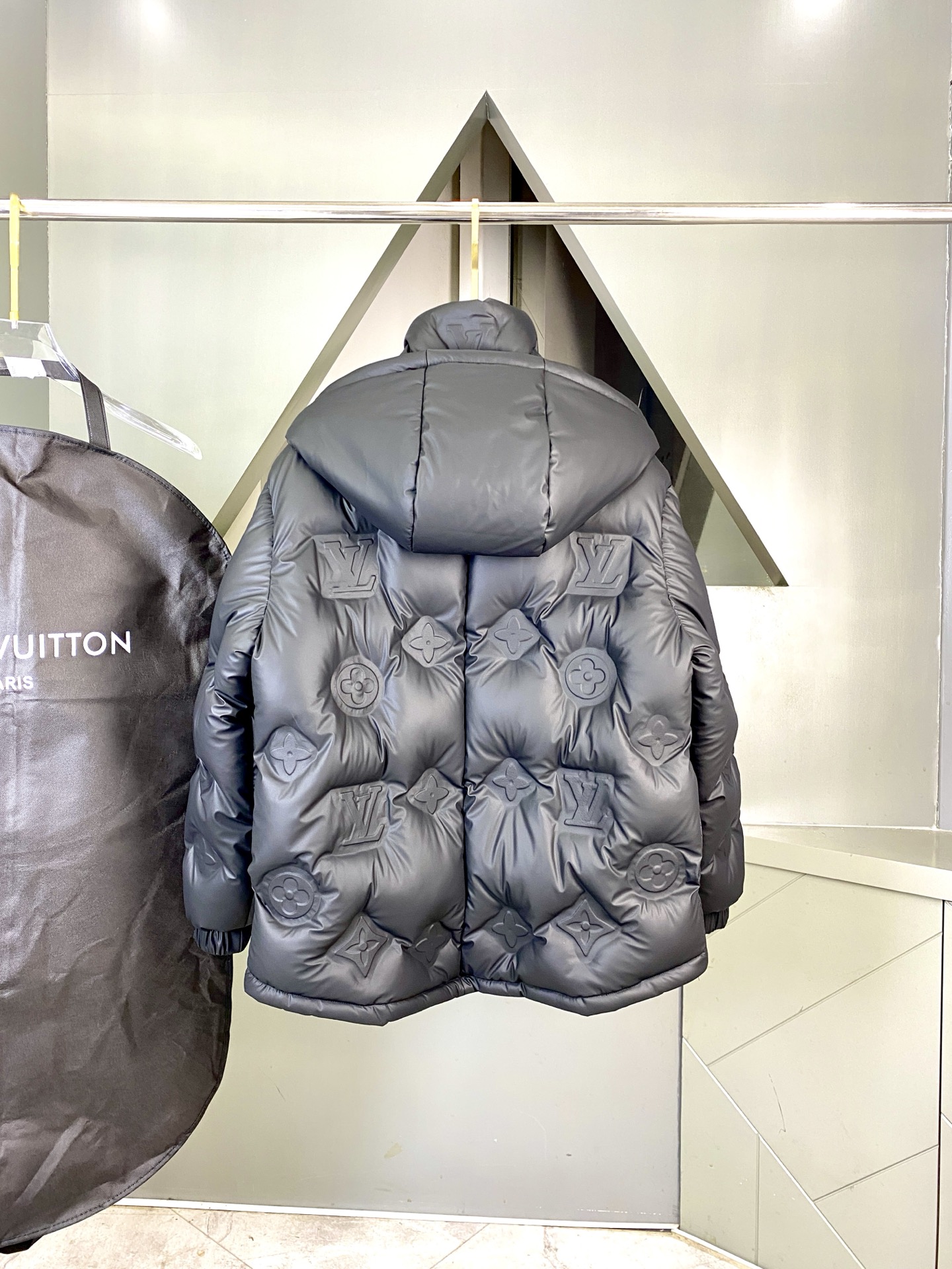 LOUIS VUITTON/路易威登 SS25官网走秀款压花老花皮质拼接立领羽绒服夹克外套 LV羽绒服品