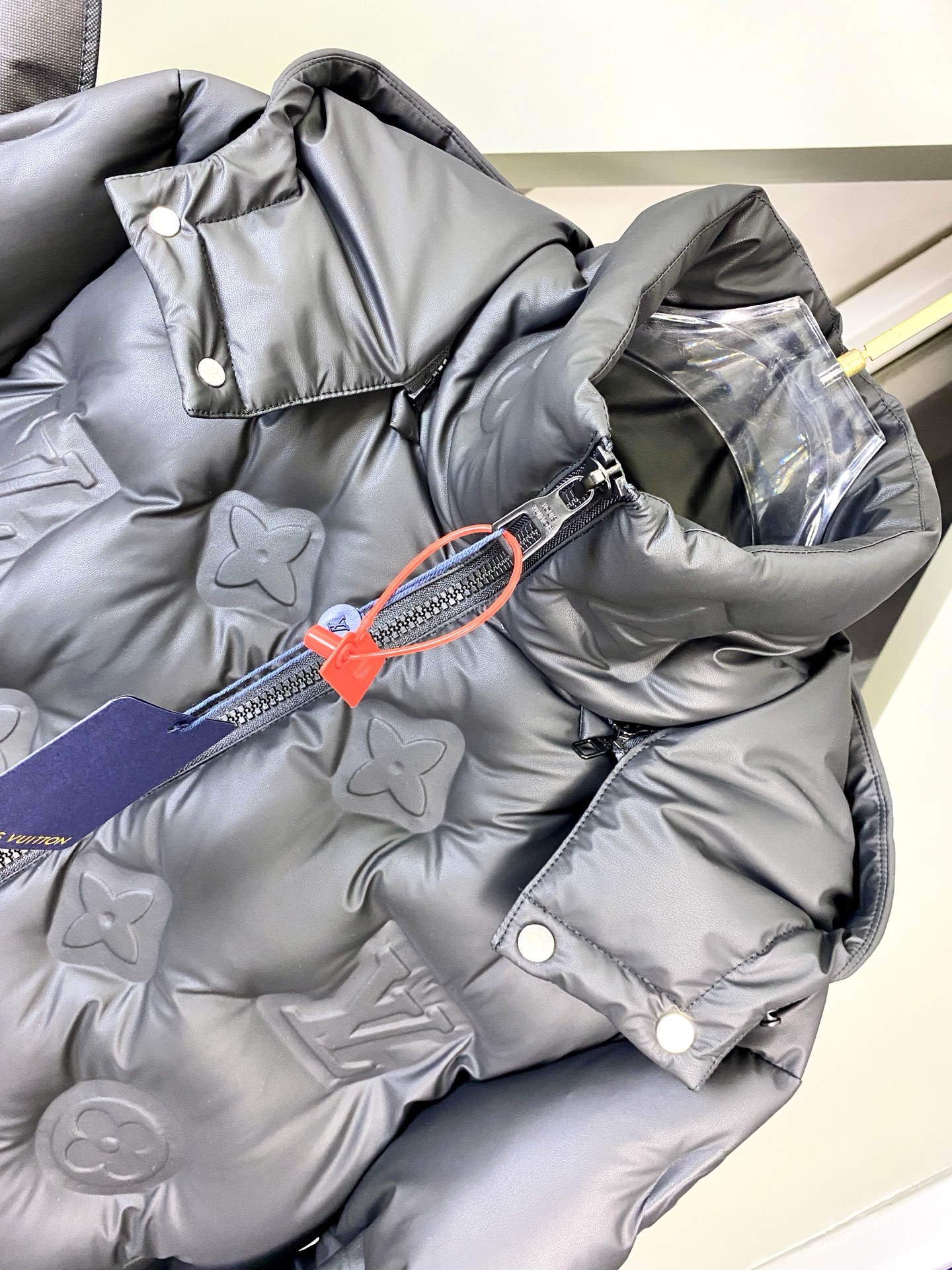 LOUIS VUITTON/路易威登 SS25官网走秀款压花老花皮质拼接立领羽绒服夹克外套 LV羽绒服品