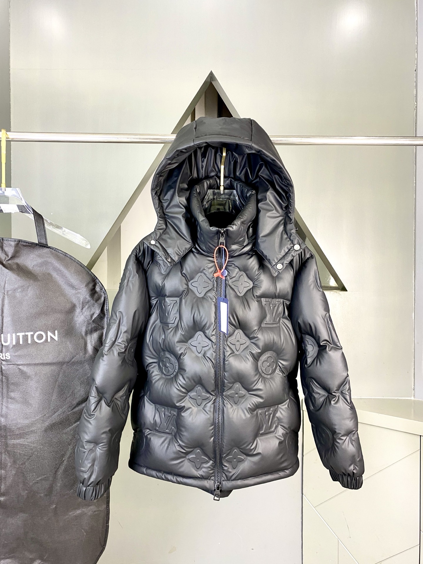 LOUIS VUITTON/路易威登 SS25官网走秀款压花老花皮质拼接立领羽绒服夹克外套 LV羽绒服品