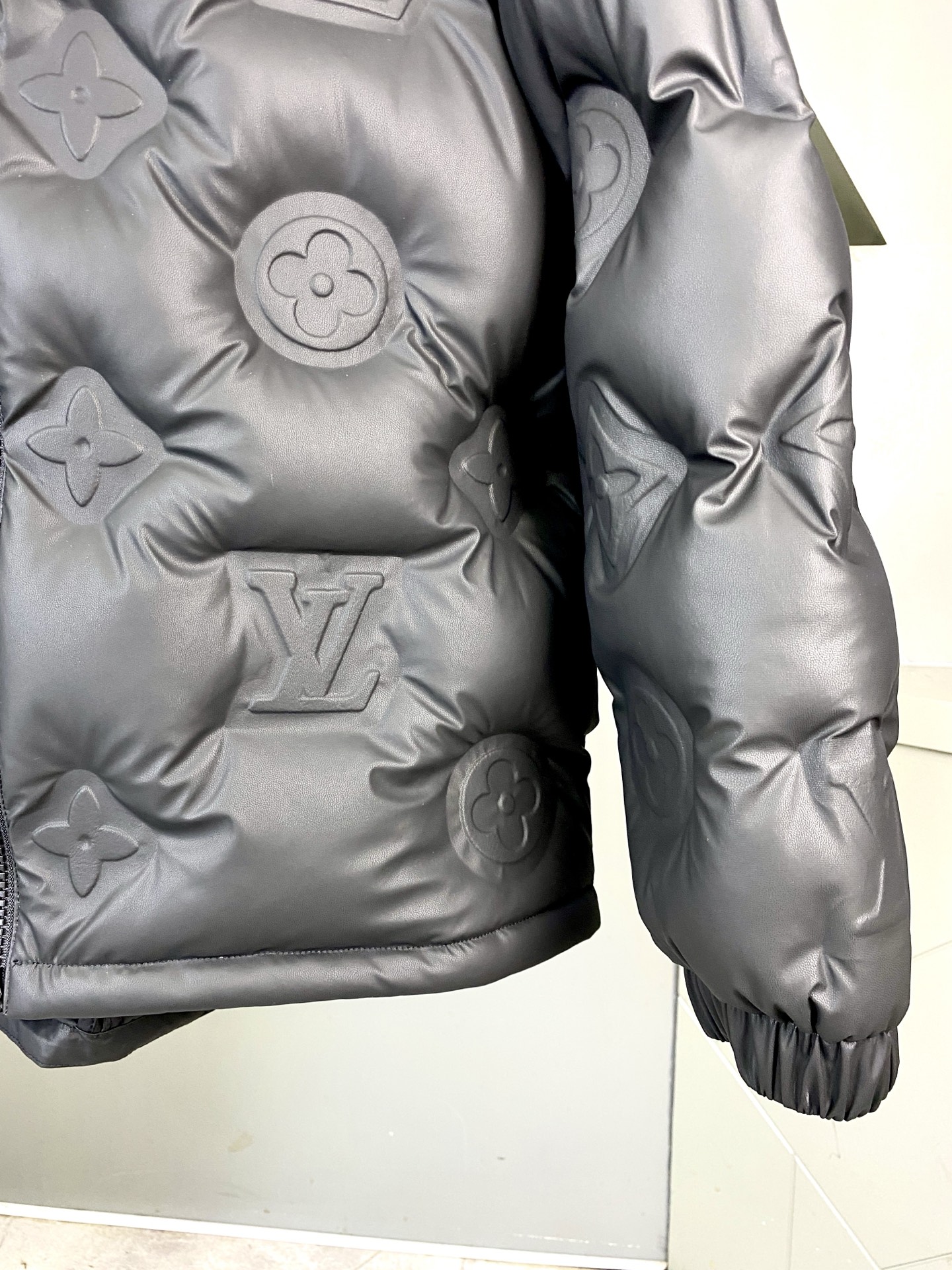 LOUIS VUITTON/路易威登 SS25官网走秀款压花老花皮质拼接立领羽绒服夹克外套 LV羽绒服品