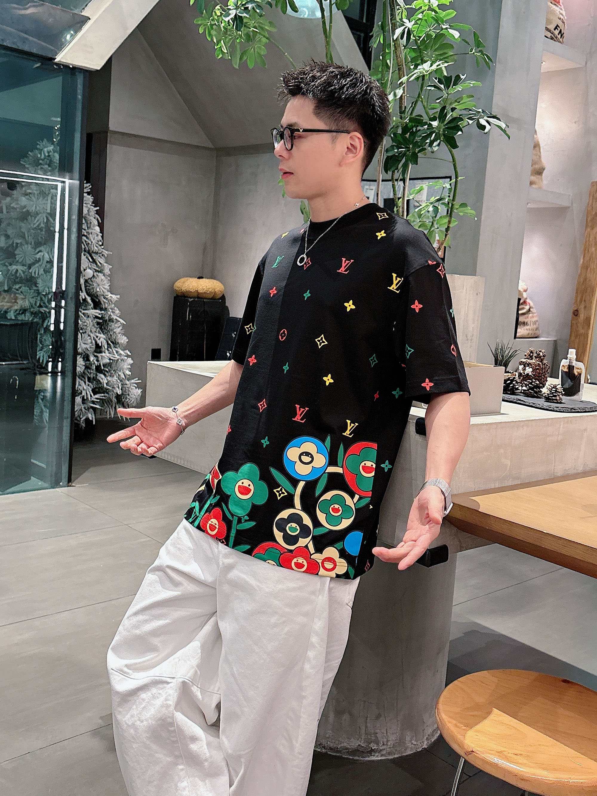 【 LV 2026春夏 · 高阶定制T恤】🔹 核心面料：秘鲁进口匹马棉 × 顶级丝光工艺🔹 核心体感：蚕