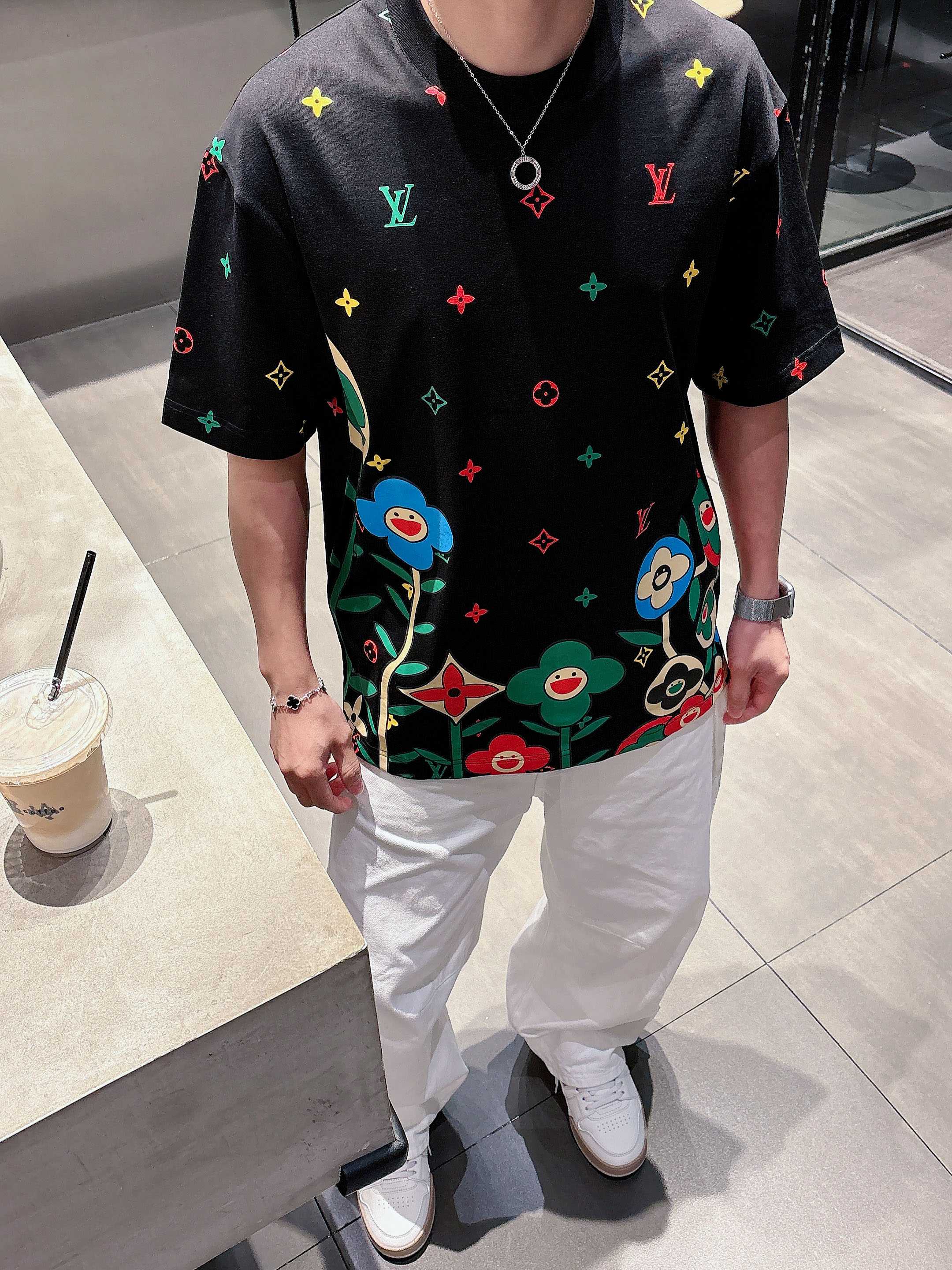 【 LV 2026春夏 · 高阶定制T恤】🔹 核心面料：秘鲁进口匹马棉 × 顶级丝光工艺🔹 核心体感：蚕