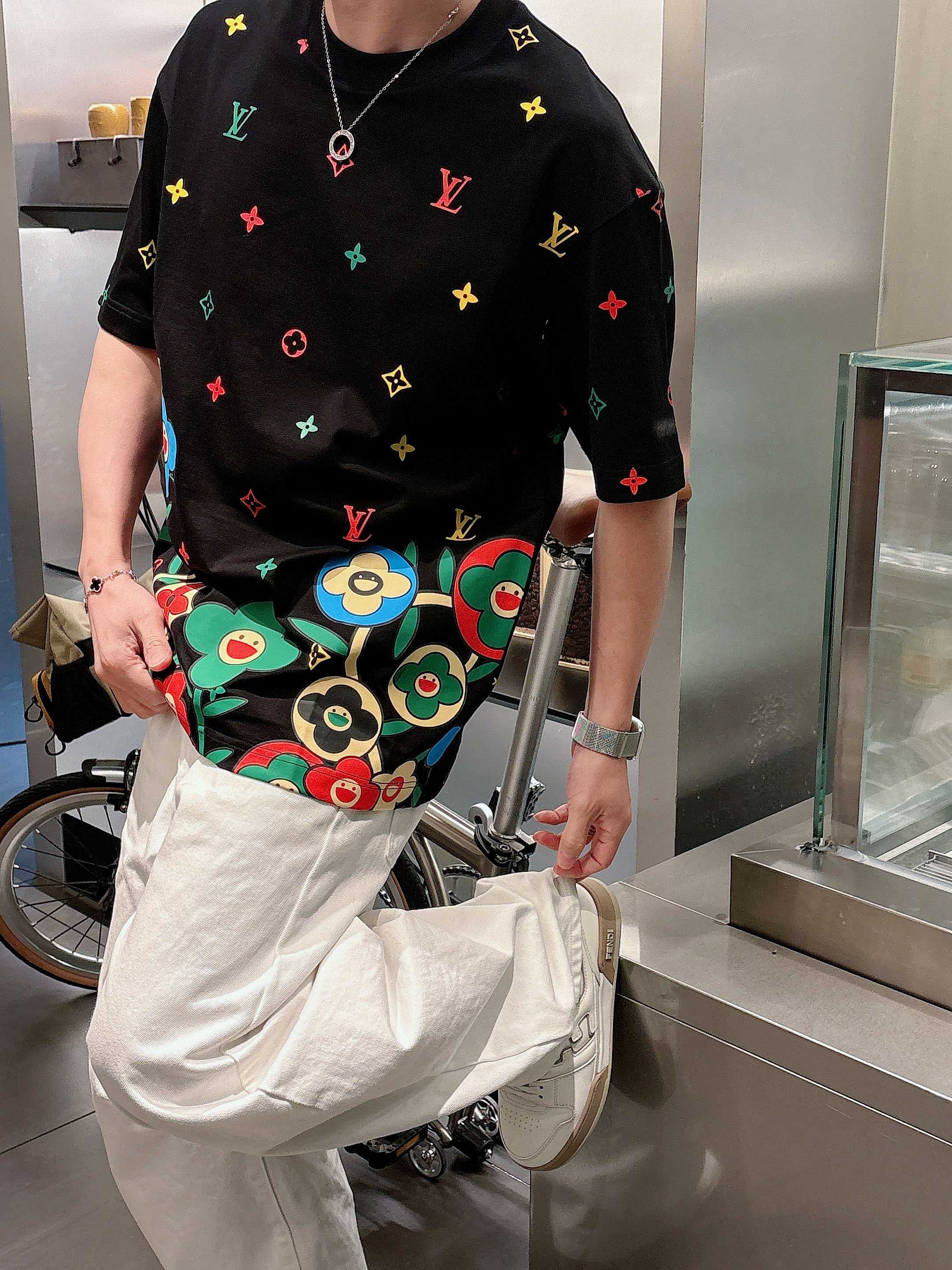 【 LV 2026春夏 · 高阶定制T恤】🔹 核心面料：秘鲁进口匹马棉 × 顶级丝光工艺🔹 核心体感：蚕