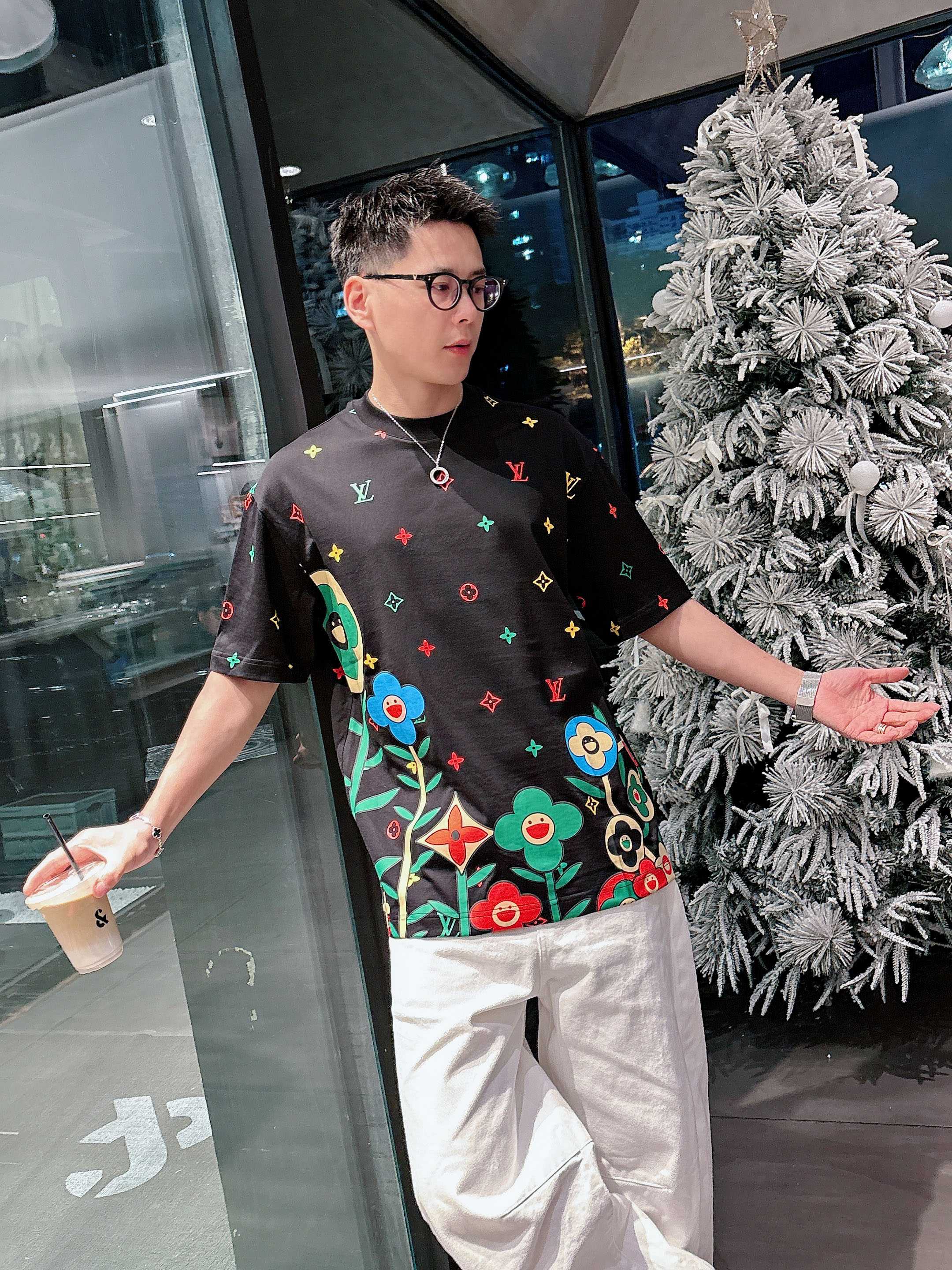 【 LV 2026春夏 · 高阶定制T恤】🔹 核心面料：秘鲁进口匹马棉 × 顶级丝光工艺🔹 核心体感：蚕