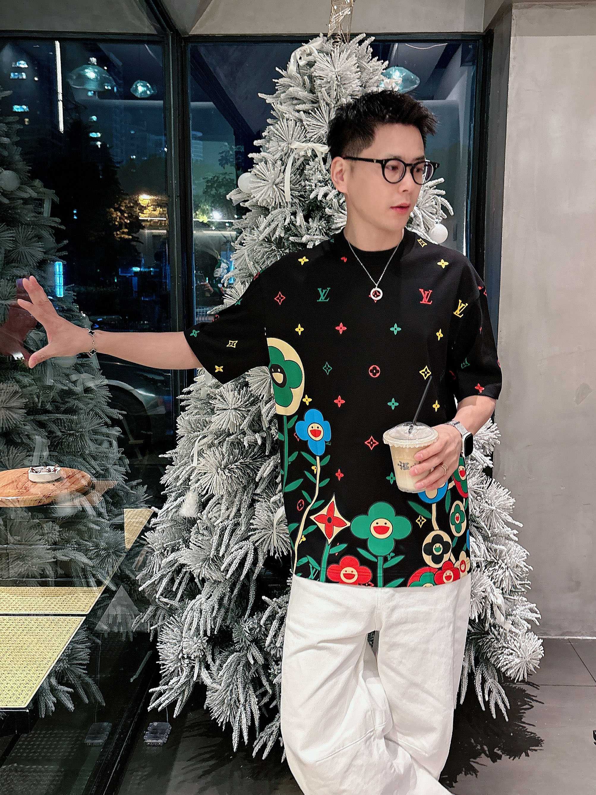 【 LV 2026春夏 · 高阶定制T恤】🔹 核心面料：秘鲁进口匹马棉 × 顶级丝光工艺🔹 核心体感：蚕