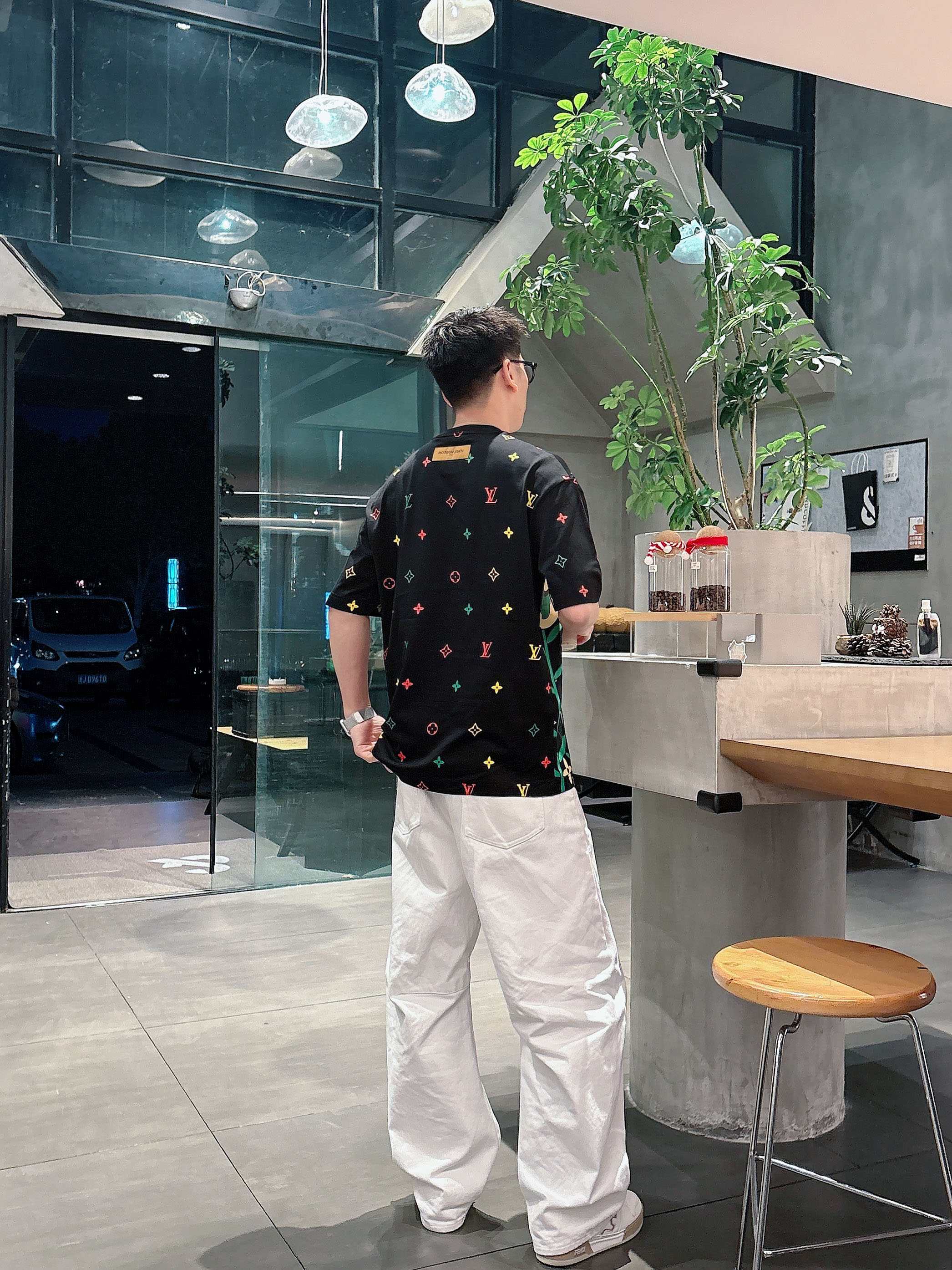 【 LV 2026春夏 · 高阶定制T恤】🔹 核心面料：秘鲁进口匹马棉 × 顶级丝光工艺🔹 核心体感：蚕