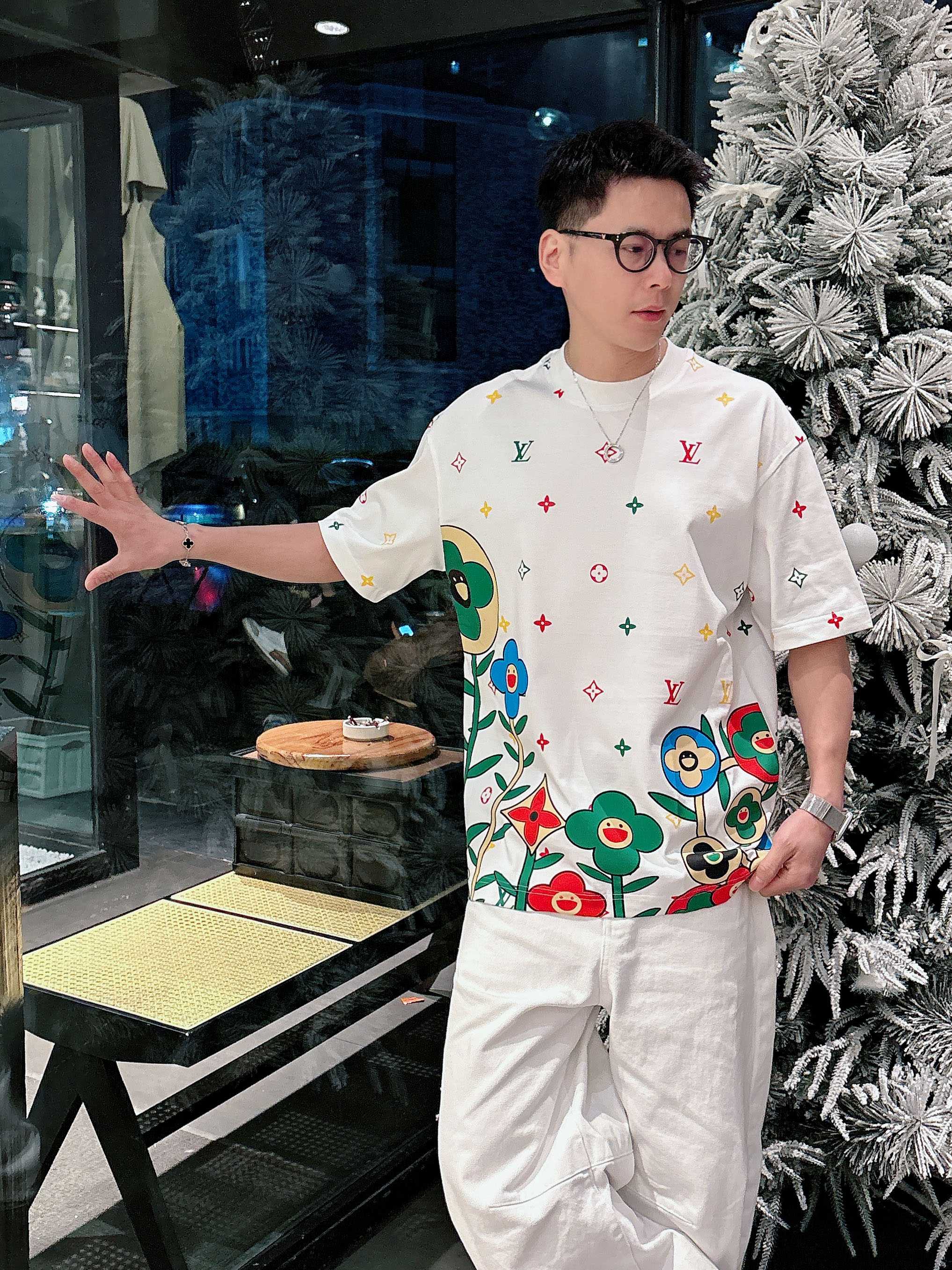 【 LV 2026春夏 · 高阶定制T恤】🔹 核心面料：秘鲁进口匹马棉 × 顶级丝光工艺🔹 核心体感：蚕