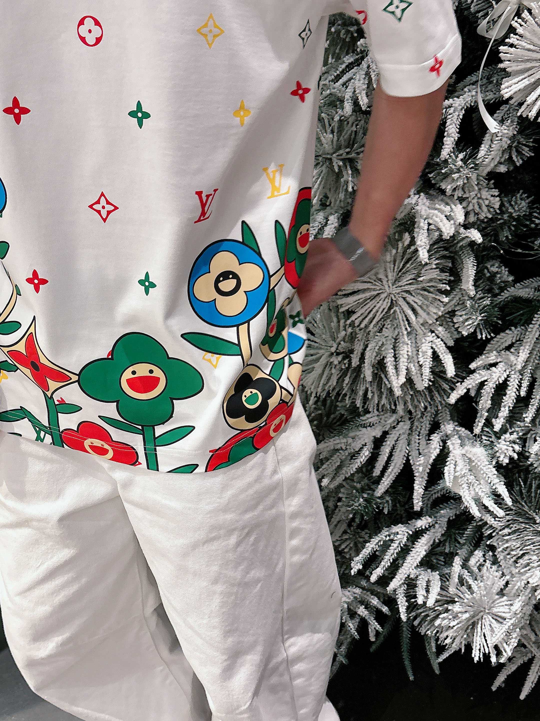 【 LV 2026春夏 · 高阶定制T恤】🔹 核心面料：秘鲁进口匹马棉 × 顶级丝光工艺🔹 核心体感：蚕