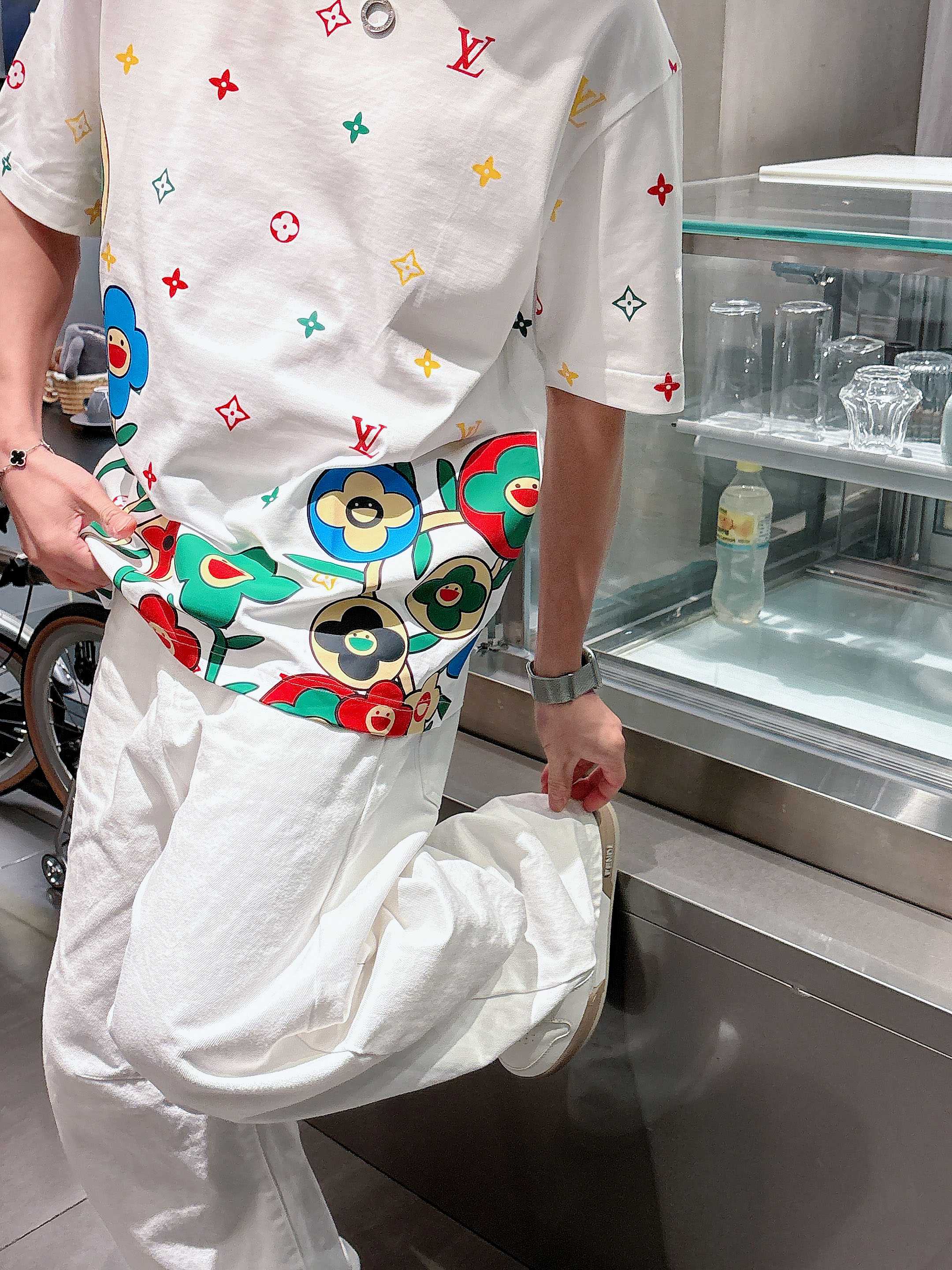 【 LV 2026春夏 · 高阶定制T恤】🔹 核心面料：秘鲁进口匹马棉 × 顶级丝光工艺🔹 核心体感：蚕