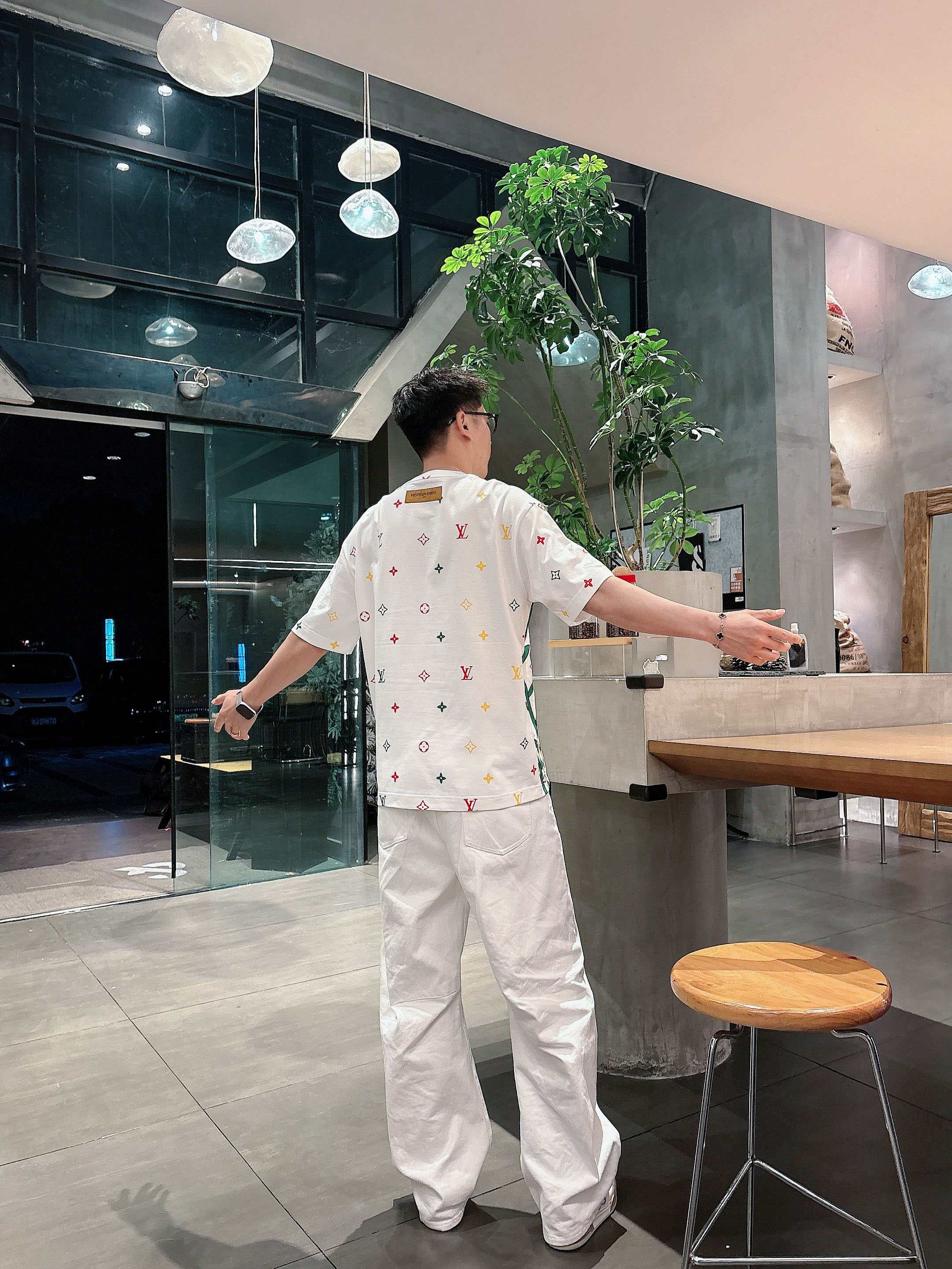 【 LV 2026春夏 · 高阶定制T恤】🔹 核心面料：秘鲁进口匹马棉 × 顶级丝光工艺🔹 核心体感：蚕