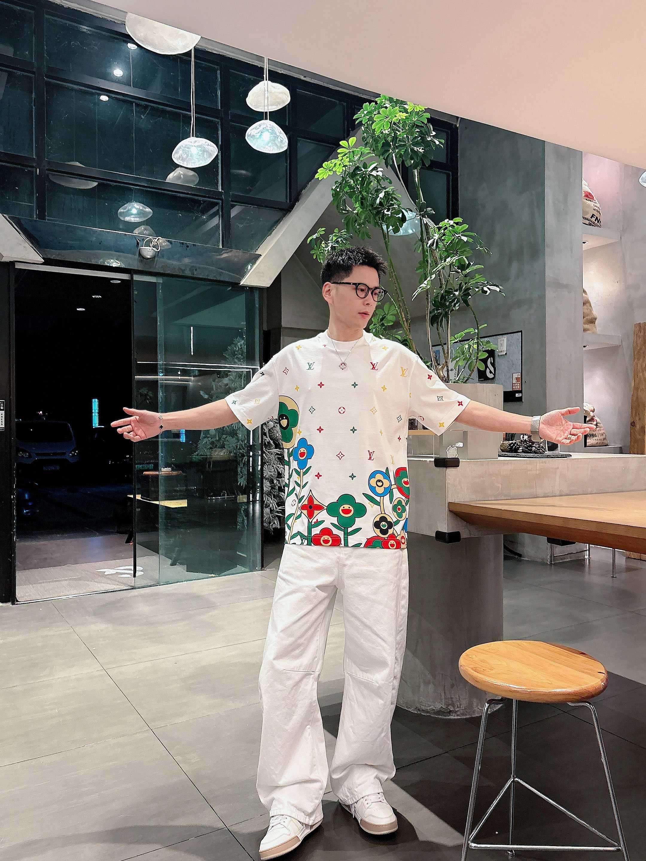 【 LV 2026春夏 · 高阶定制T恤】🔹 核心面料：秘鲁进口匹马棉 × 顶级丝光工艺🔹 核心体感：蚕