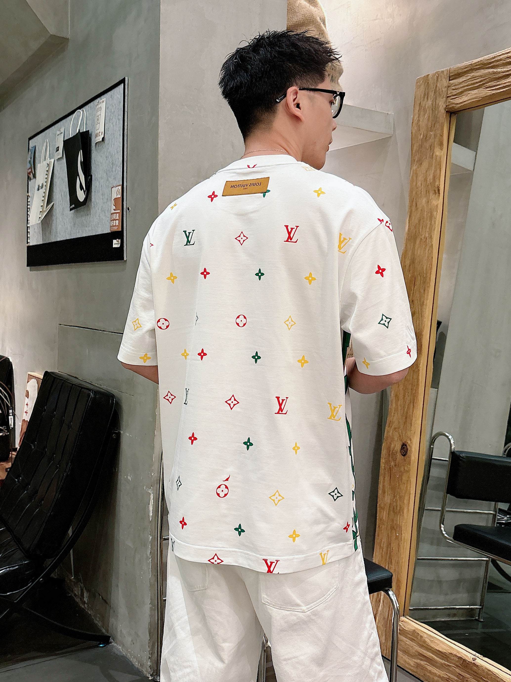 【 LV 2026春夏 · 高阶定制T恤】🔹 核心面料：秘鲁进口匹马棉 × 顶级丝光工艺🔹 核心体感：蚕