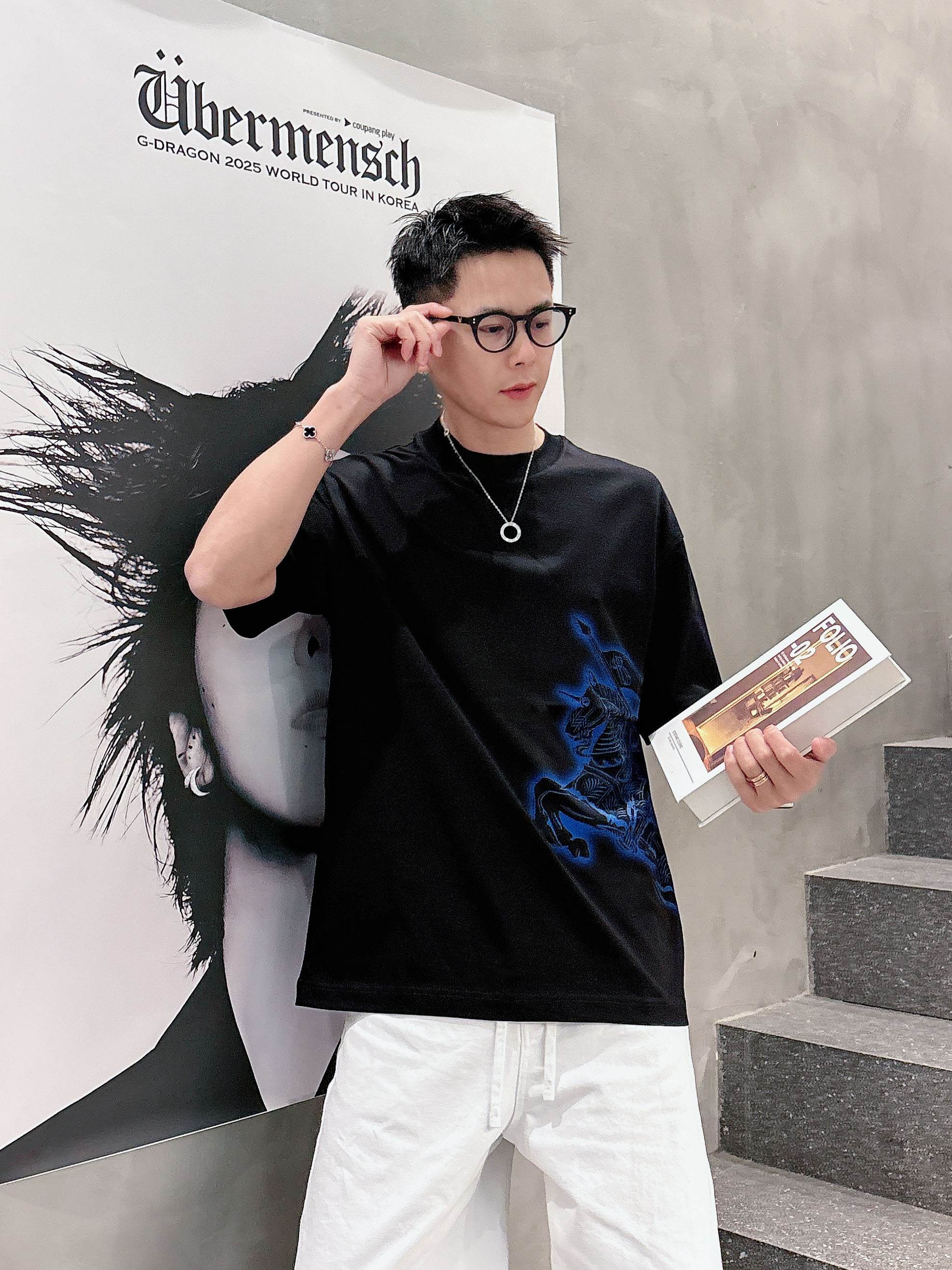 【 巴宝莉 2026春夏 · 高阶定制T恤】🔹 核心面料：秘鲁进口匹马棉 × 顶级丝光工艺🔹 核心体感：