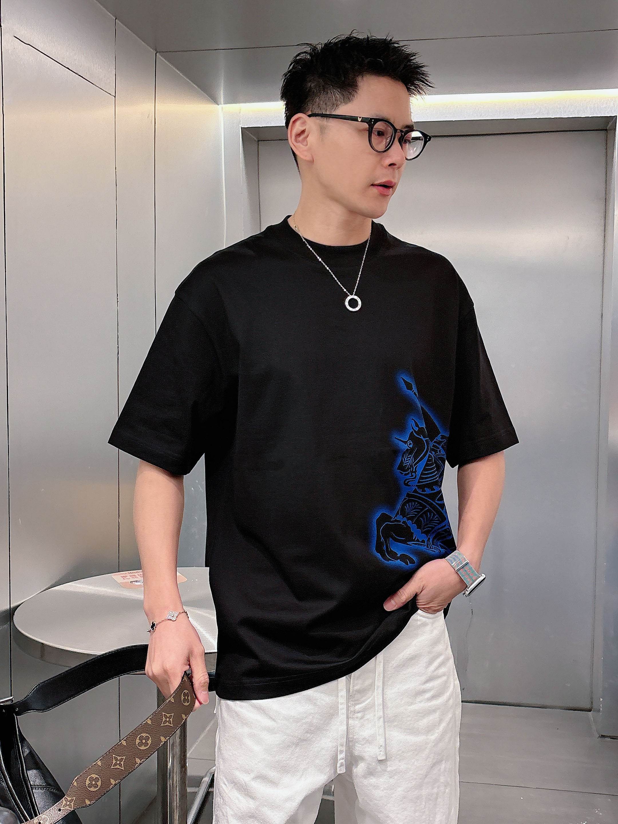 【 巴宝莉 2026春夏 · 高阶定制T恤】🔹 核心面料：秘鲁进口匹马棉 × 顶级丝光工艺🔹 核心体感：