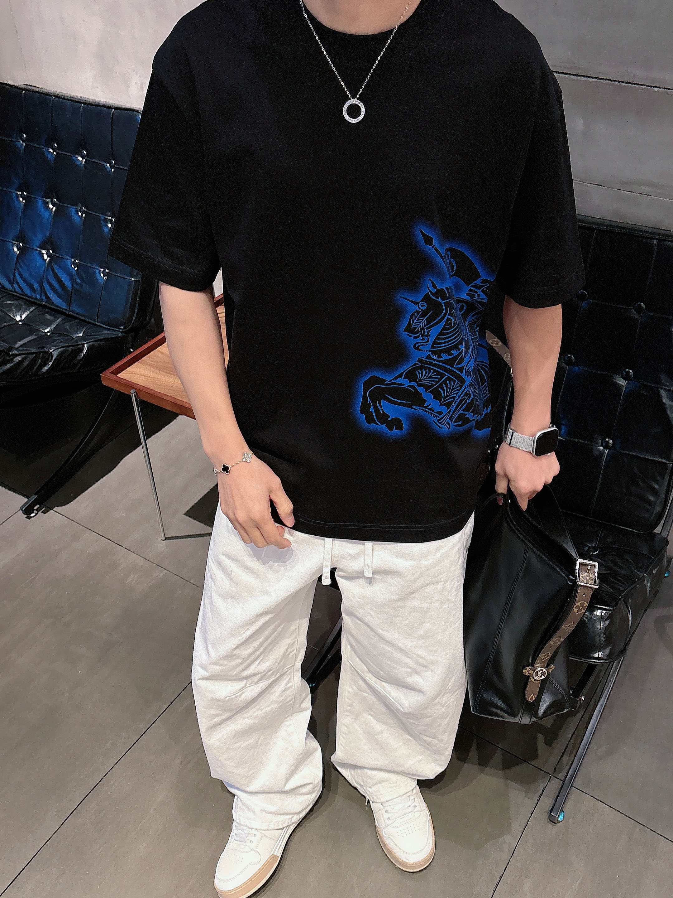 【 巴宝莉 2026春夏 · 高阶定制T恤】🔹 核心面料：秘鲁进口匹马棉 × 顶级丝光工艺🔹 核心体感：