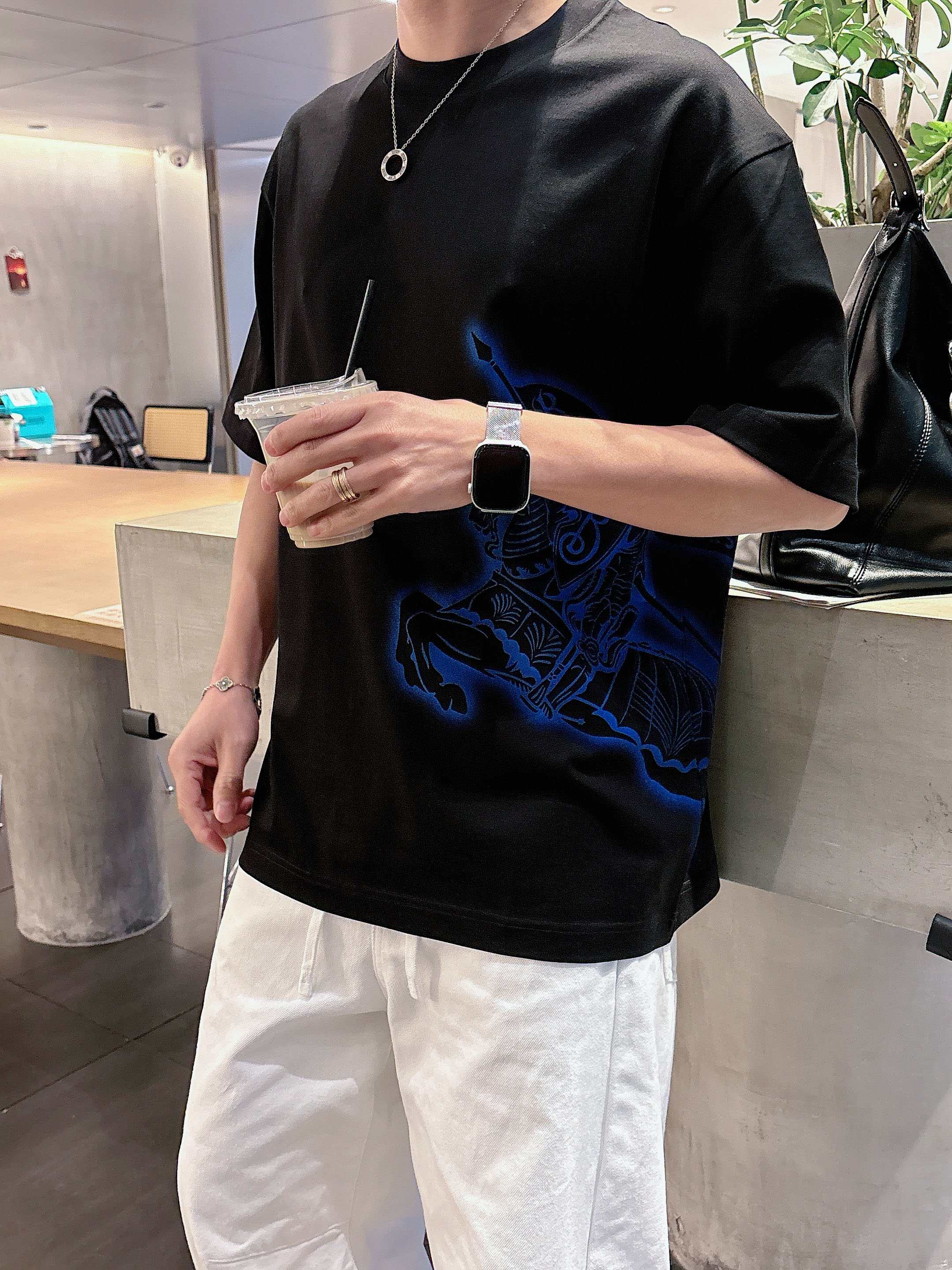 【 巴宝莉 2026春夏 · 高阶定制T恤】🔹 核心面料：秘鲁进口匹马棉 × 顶级丝光工艺🔹 核心体感：