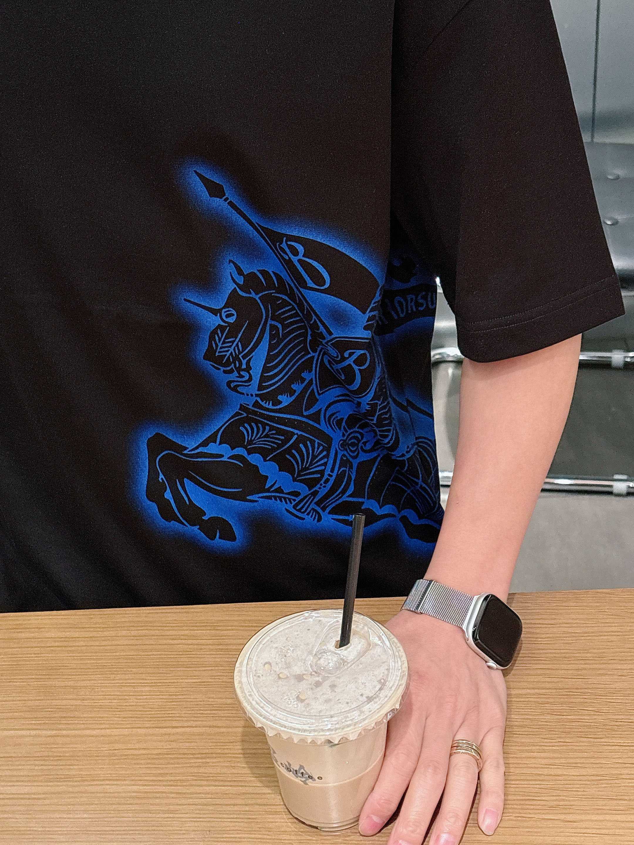 【 巴宝莉 2026春夏 · 高阶定制T恤】🔹 核心面料：秘鲁进口匹马棉 × 顶级丝光工艺🔹 核心体感：