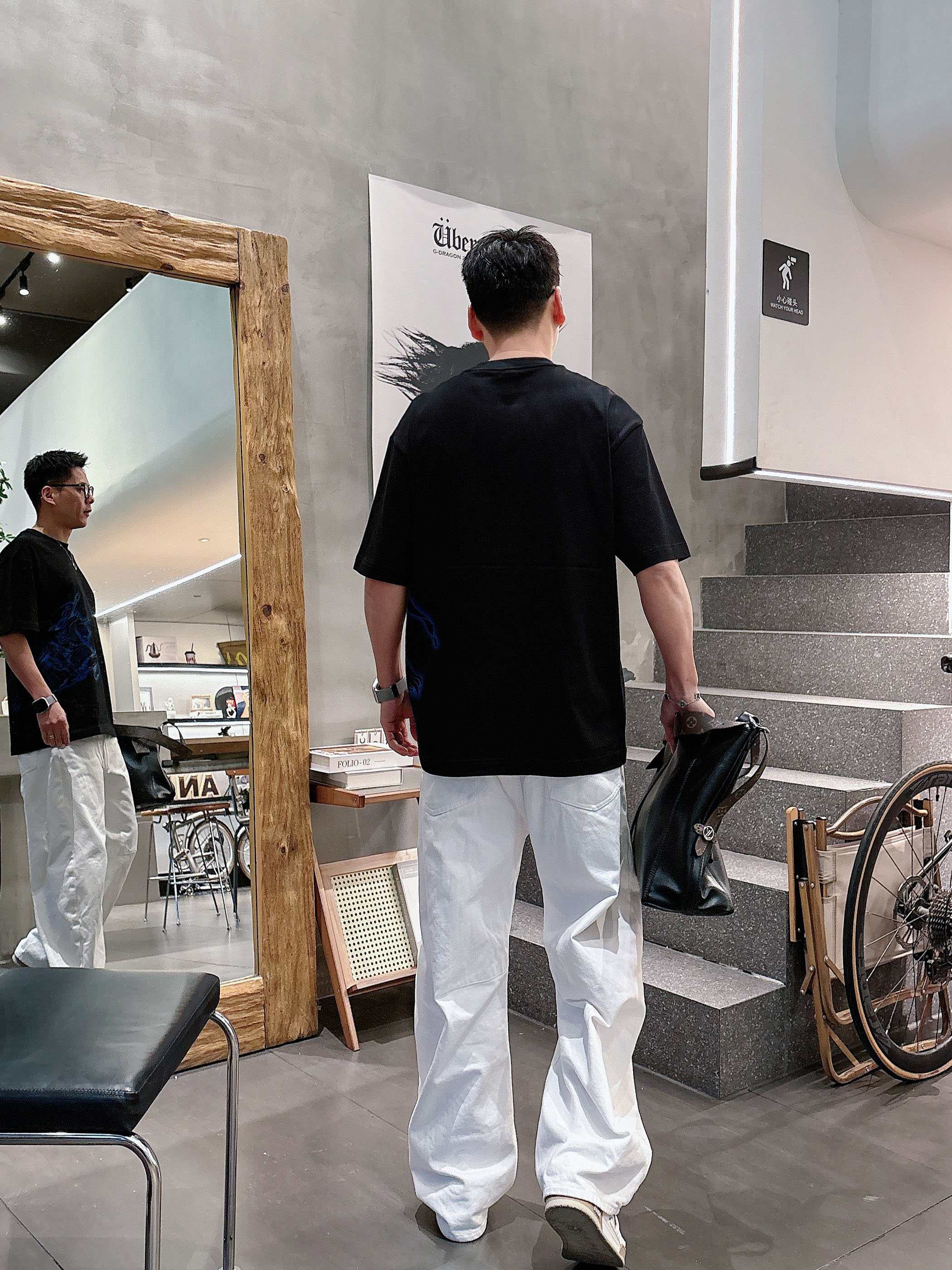 【 巴宝莉 2026春夏 · 高阶定制T恤】🔹 核心面料：秘鲁进口匹马棉 × 顶级丝光工艺🔹 核心体感：