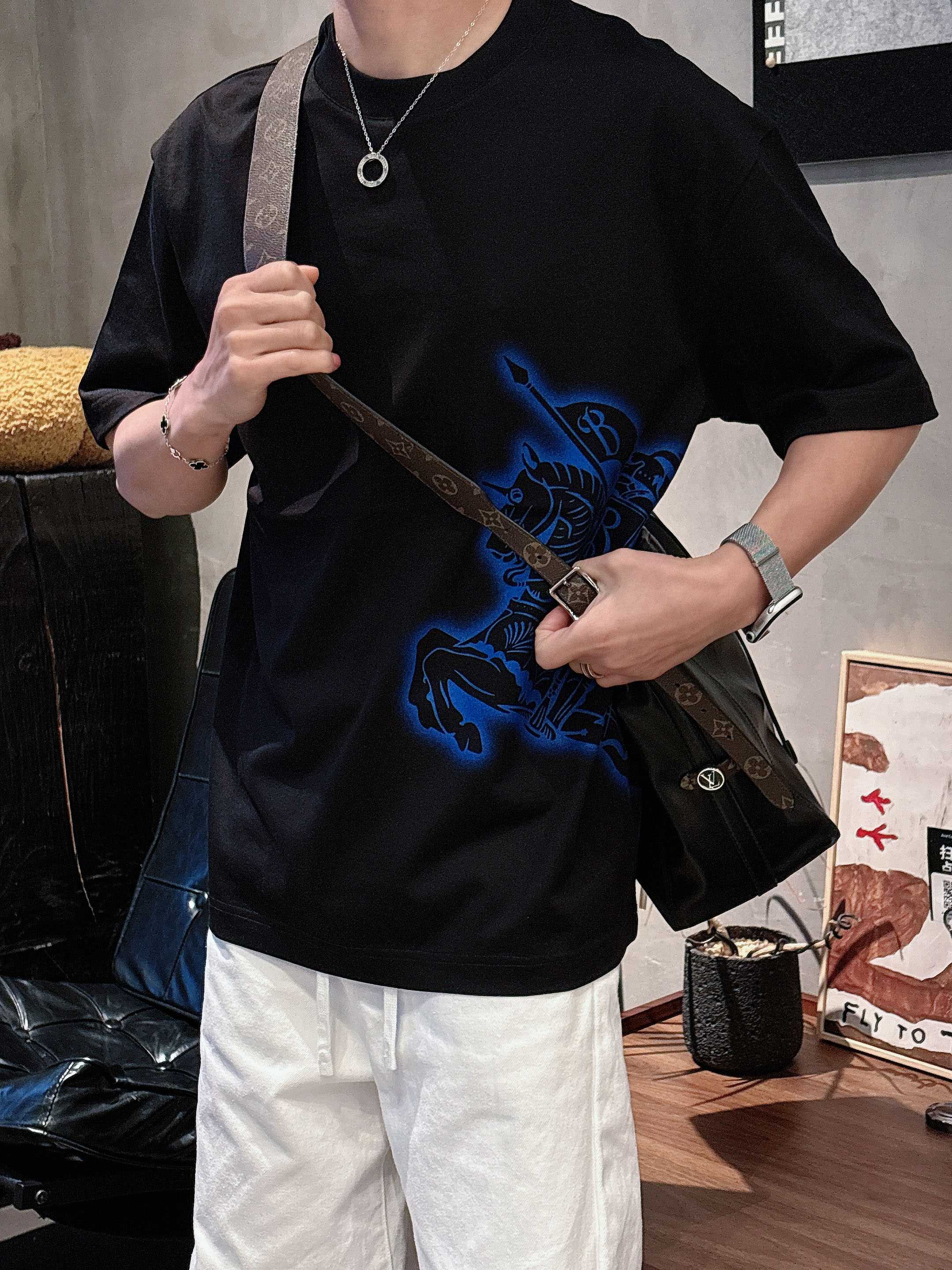 【 巴宝莉 2026春夏 · 高阶定制T恤】🔹 核心面料：秘鲁进口匹马棉 × 顶级丝光工艺🔹 核心体感：