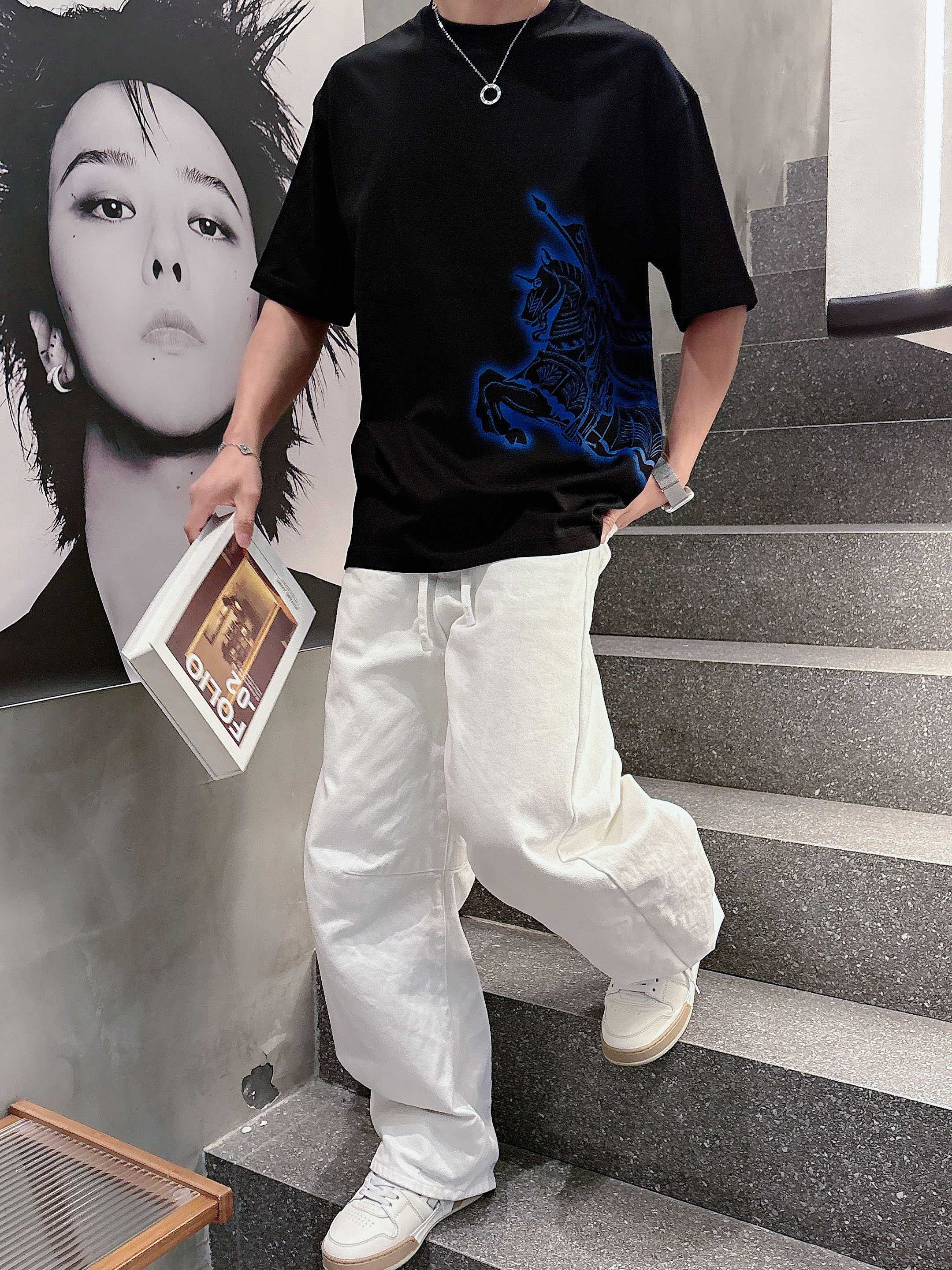 【 巴宝莉 2026春夏 · 高阶定制T恤】🔹 核心面料：秘鲁进口匹马棉 × 顶级丝光工艺🔹 核心体感：