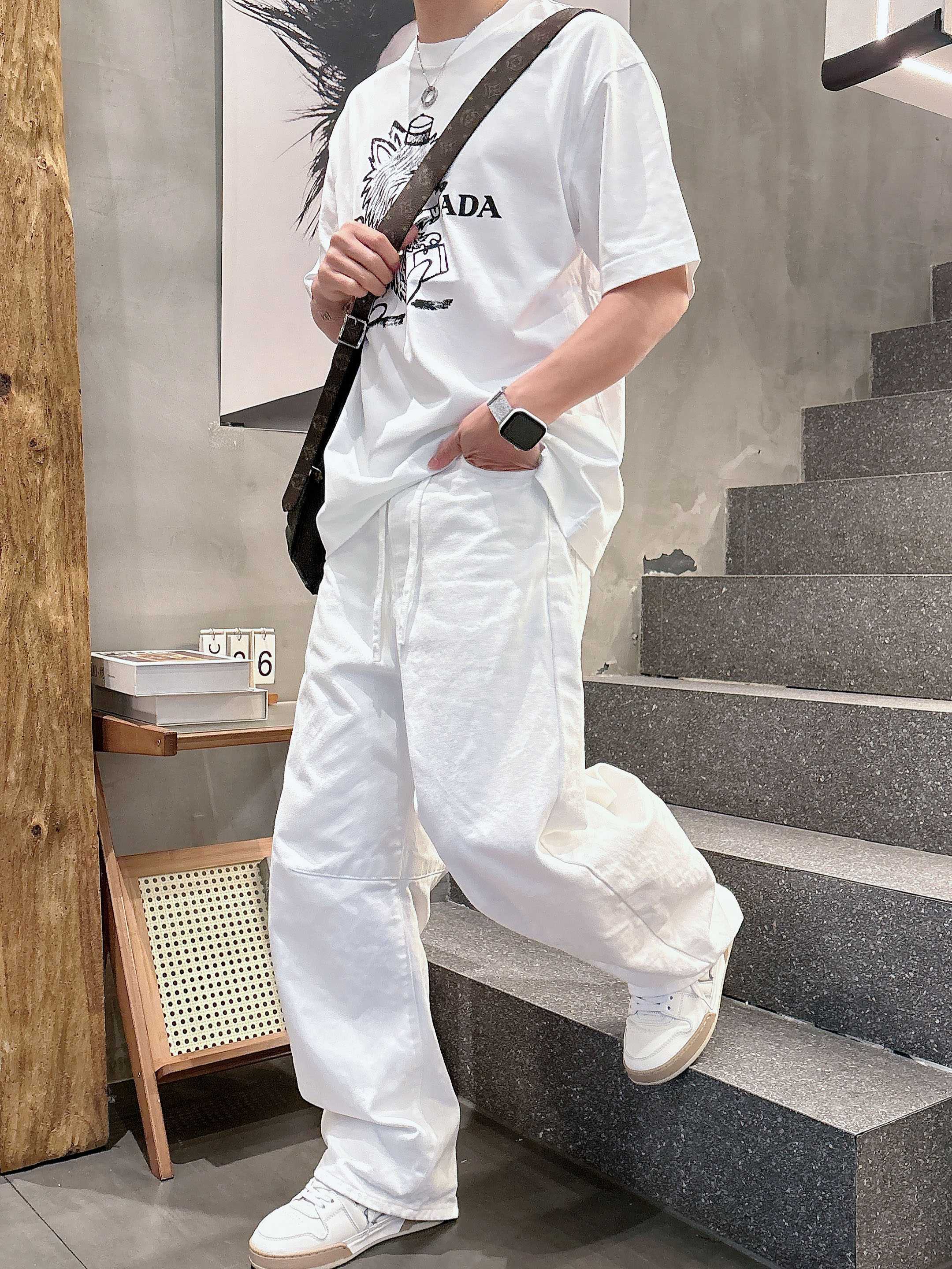 【 普拉达 2026春夏 · 高阶定制T恤】🔹 核心面料：秘鲁进口匹马棉 × 顶级丝光工艺🔹 核心体感：