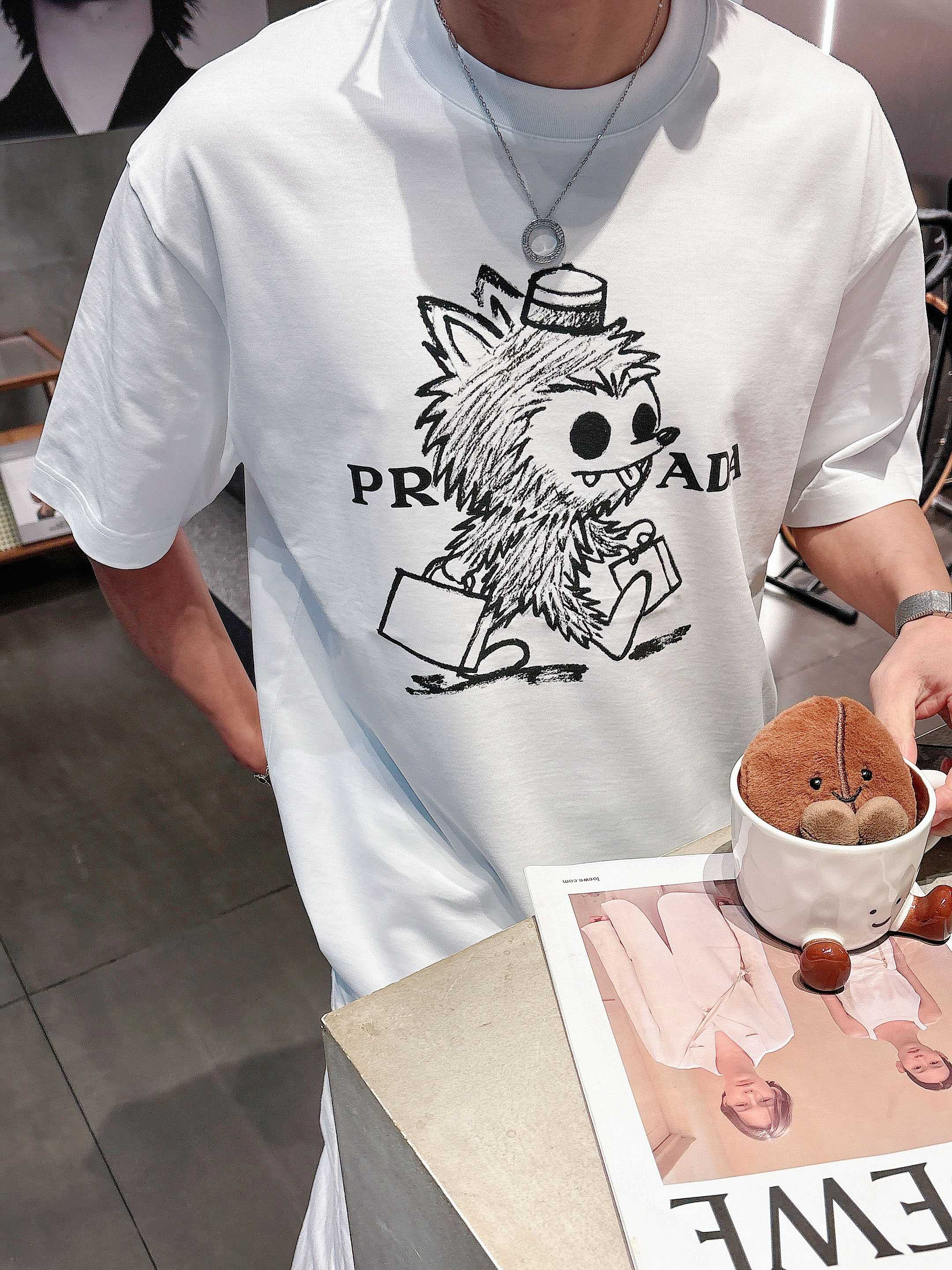 【 普拉达 2026春夏 · 高阶定制T恤】🔹 核心面料：秘鲁进口匹马棉 × 顶级丝光工艺🔹 核心体感：