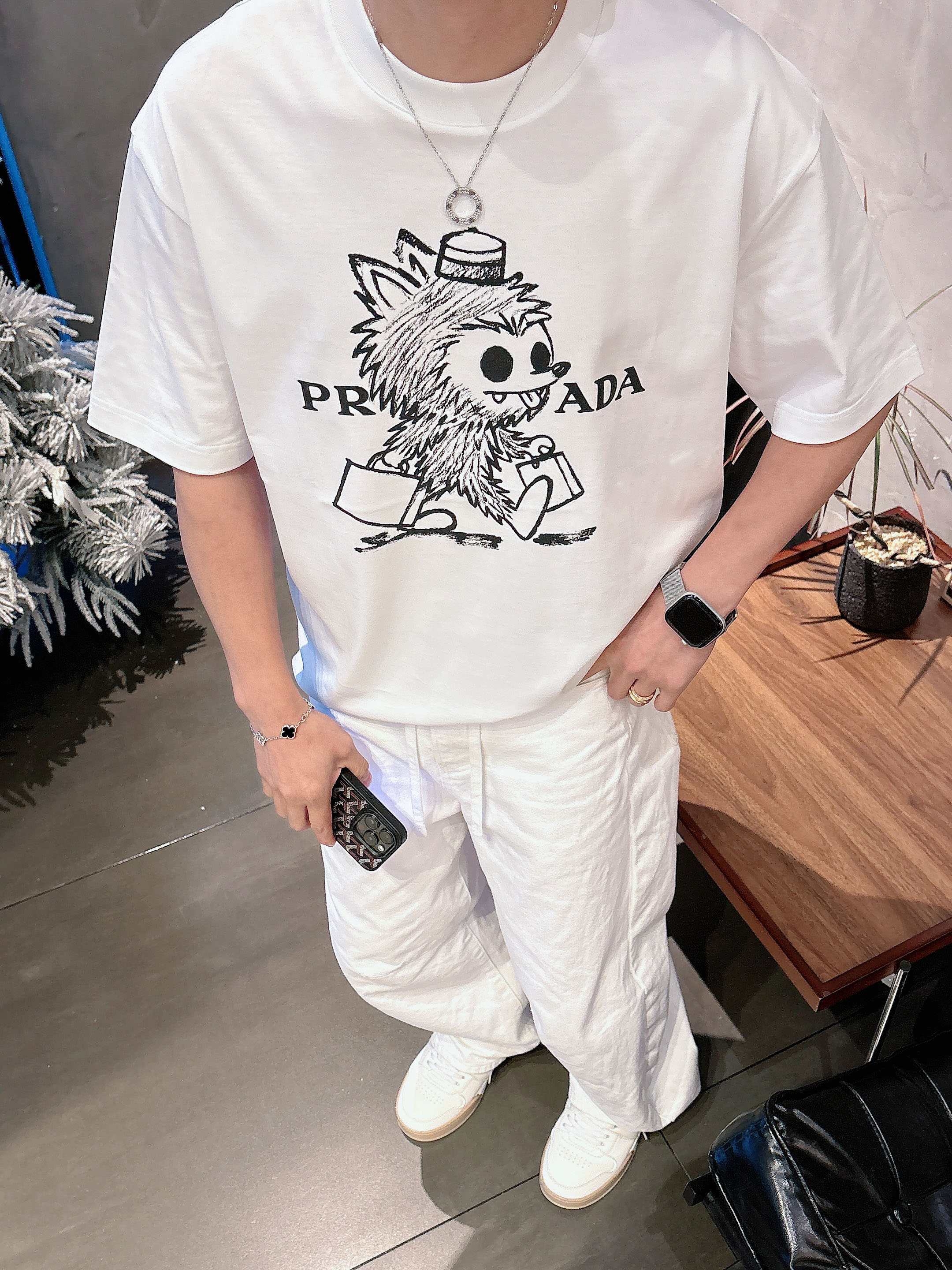 【 普拉达 2026春夏 · 高阶定制T恤】🔹 核心面料：秘鲁进口匹马棉 × 顶级丝光工艺🔹 核心体感：