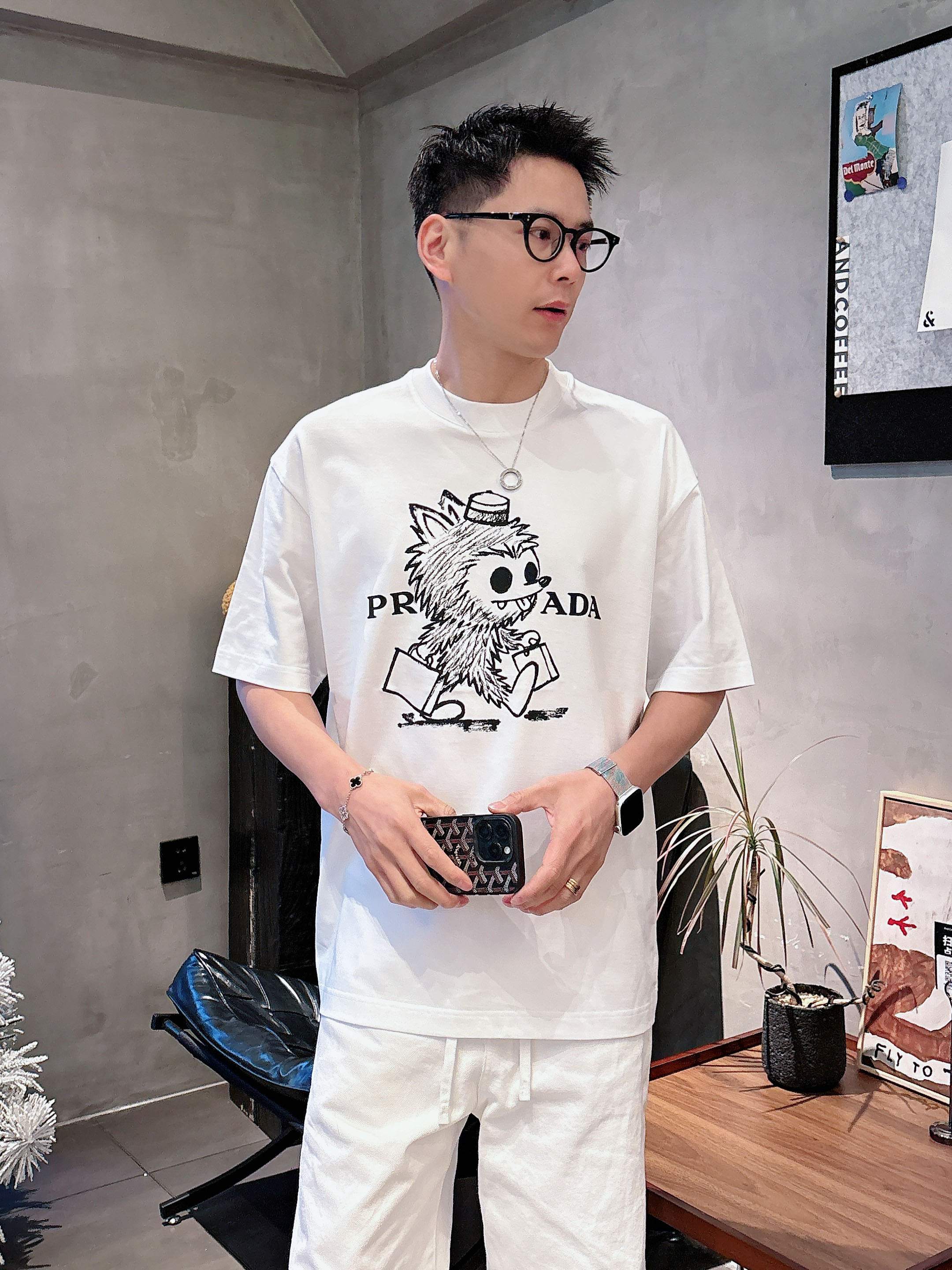 【 普拉达 2026春夏 · 高阶定制T恤】🔹 核心面料：秘鲁进口匹马棉 × 顶级丝光工艺🔹 核心体感：