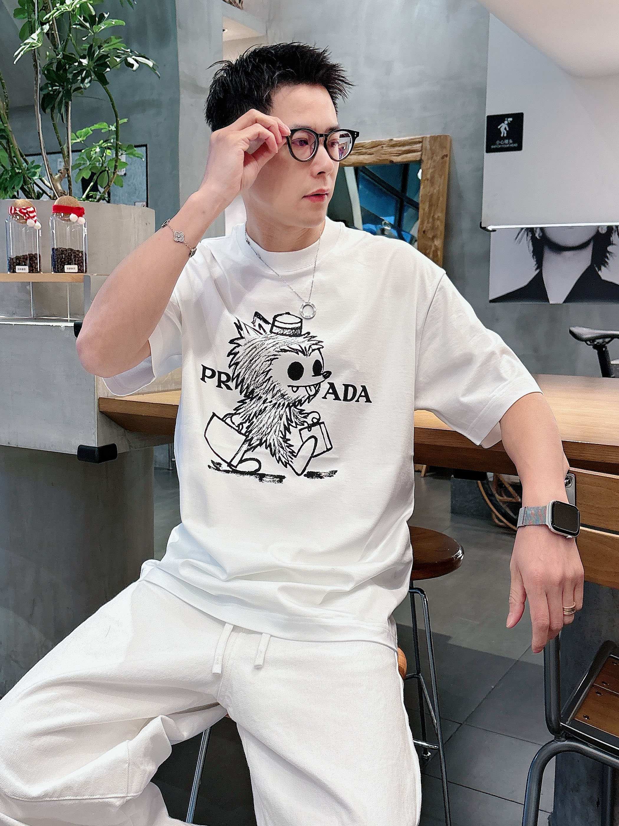 【 普拉达 2026春夏 · 高阶定制T恤】🔹 核心面料：秘鲁进口匹马棉 × 顶级丝光工艺🔹 核心体感：