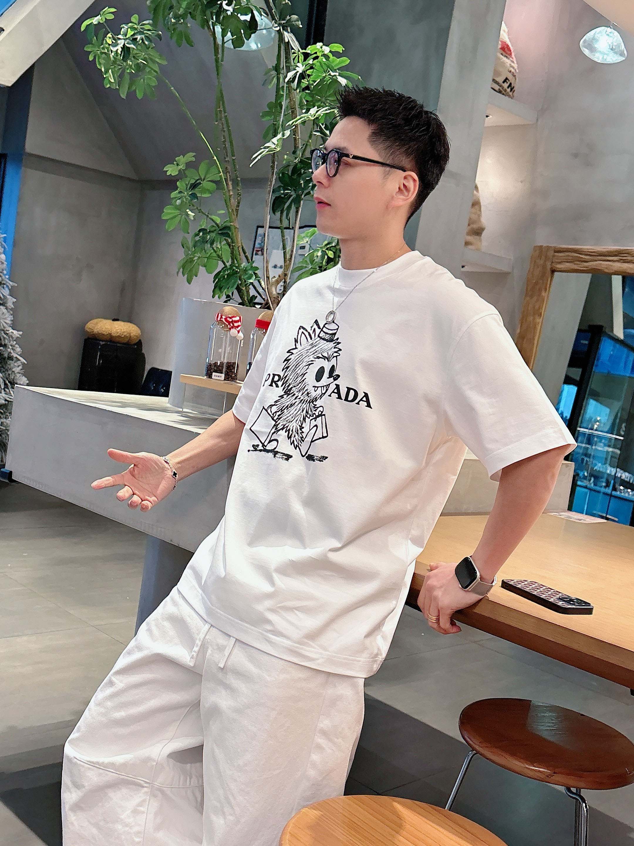 【 普拉达 2026春夏 · 高阶定制T恤】🔹 核心面料：秘鲁进口匹马棉 × 顶级丝光工艺🔹 核心体感：
