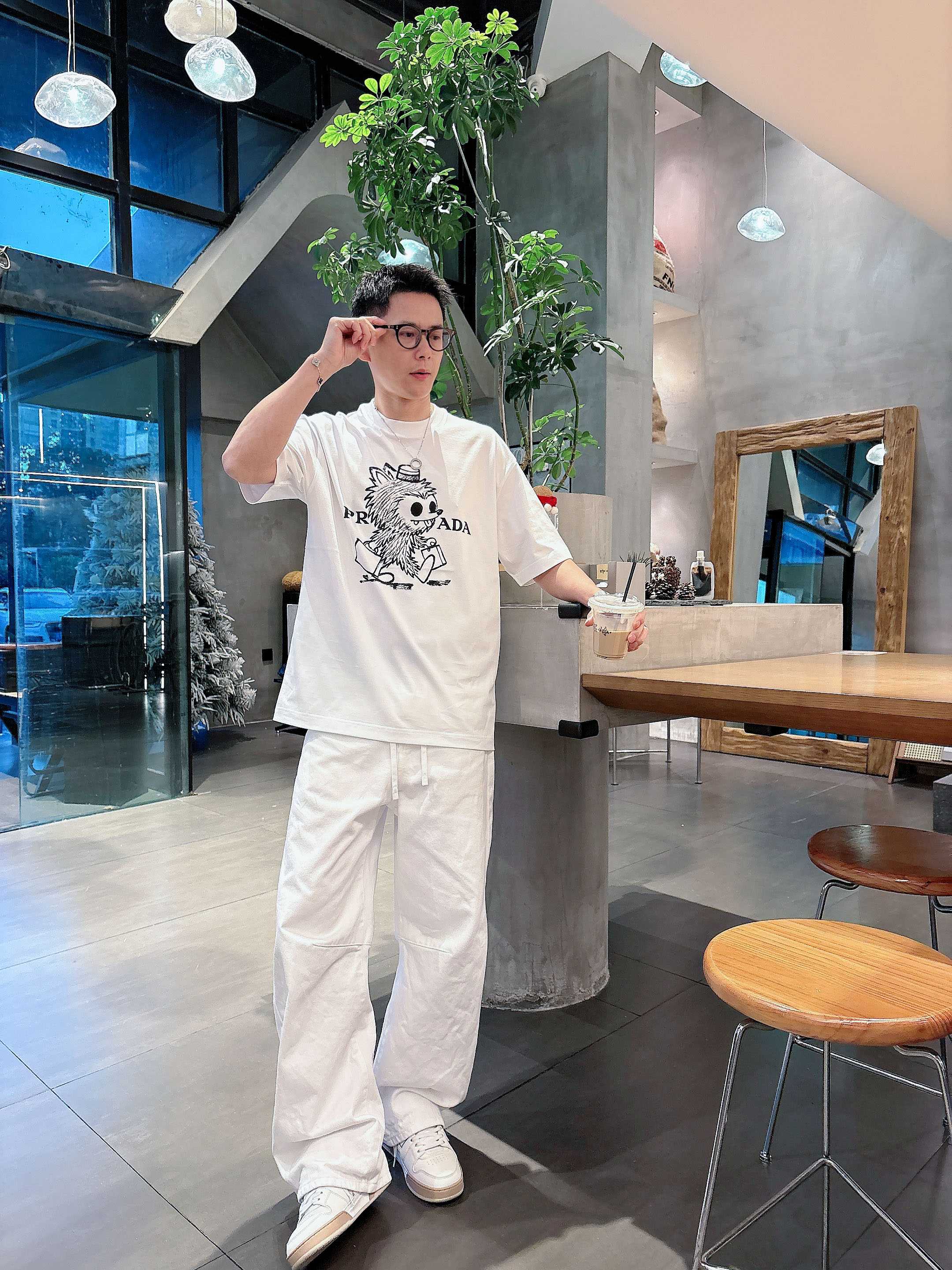 【 普拉达 2026春夏 · 高阶定制T恤】🔹 核心面料：秘鲁进口匹马棉 × 顶级丝光工艺🔹 核心体感：