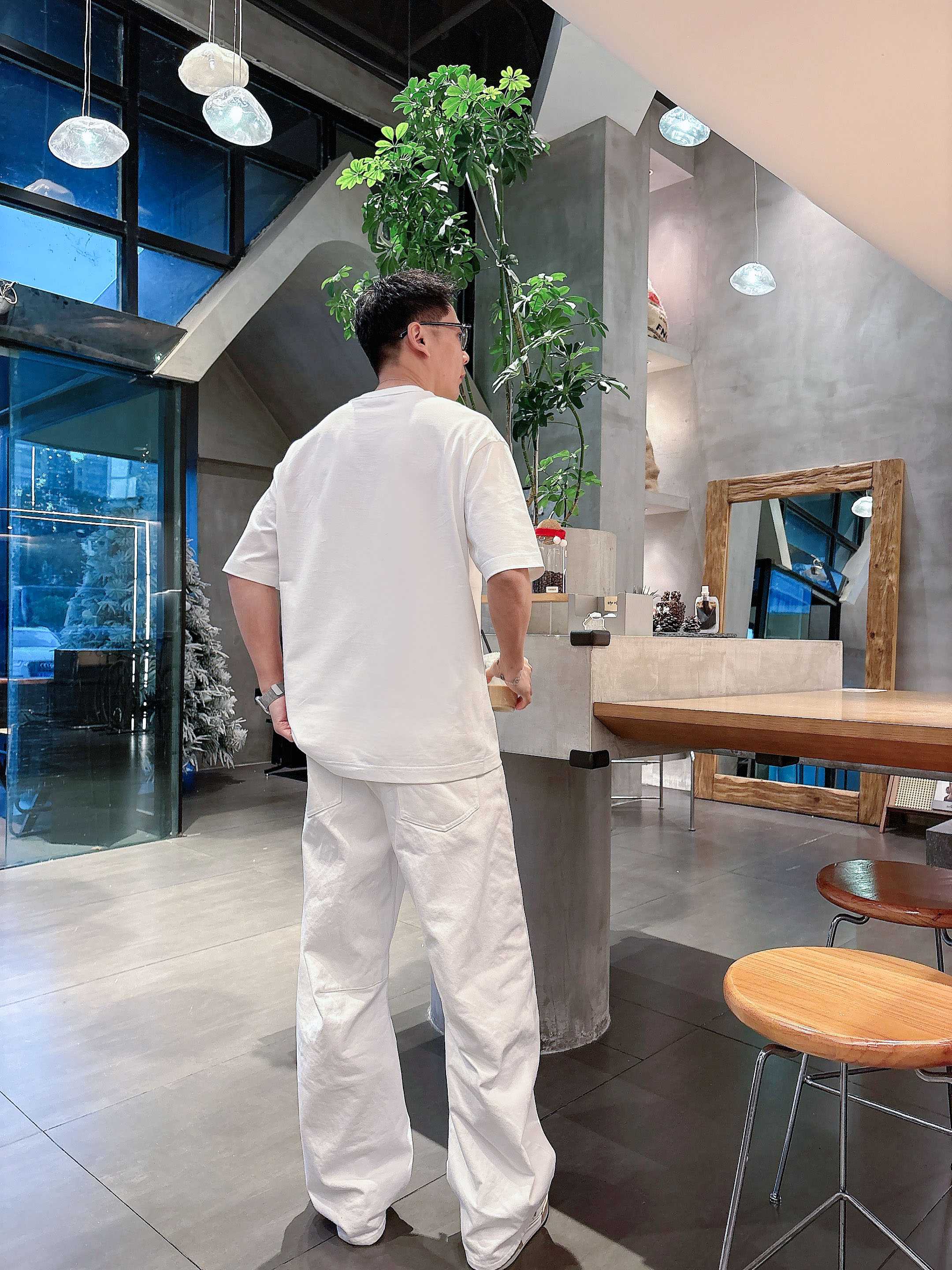 【 普拉达 2026春夏 · 高阶定制T恤】🔹 核心面料：秘鲁进口匹马棉 × 顶级丝光工艺🔹 核心体感：