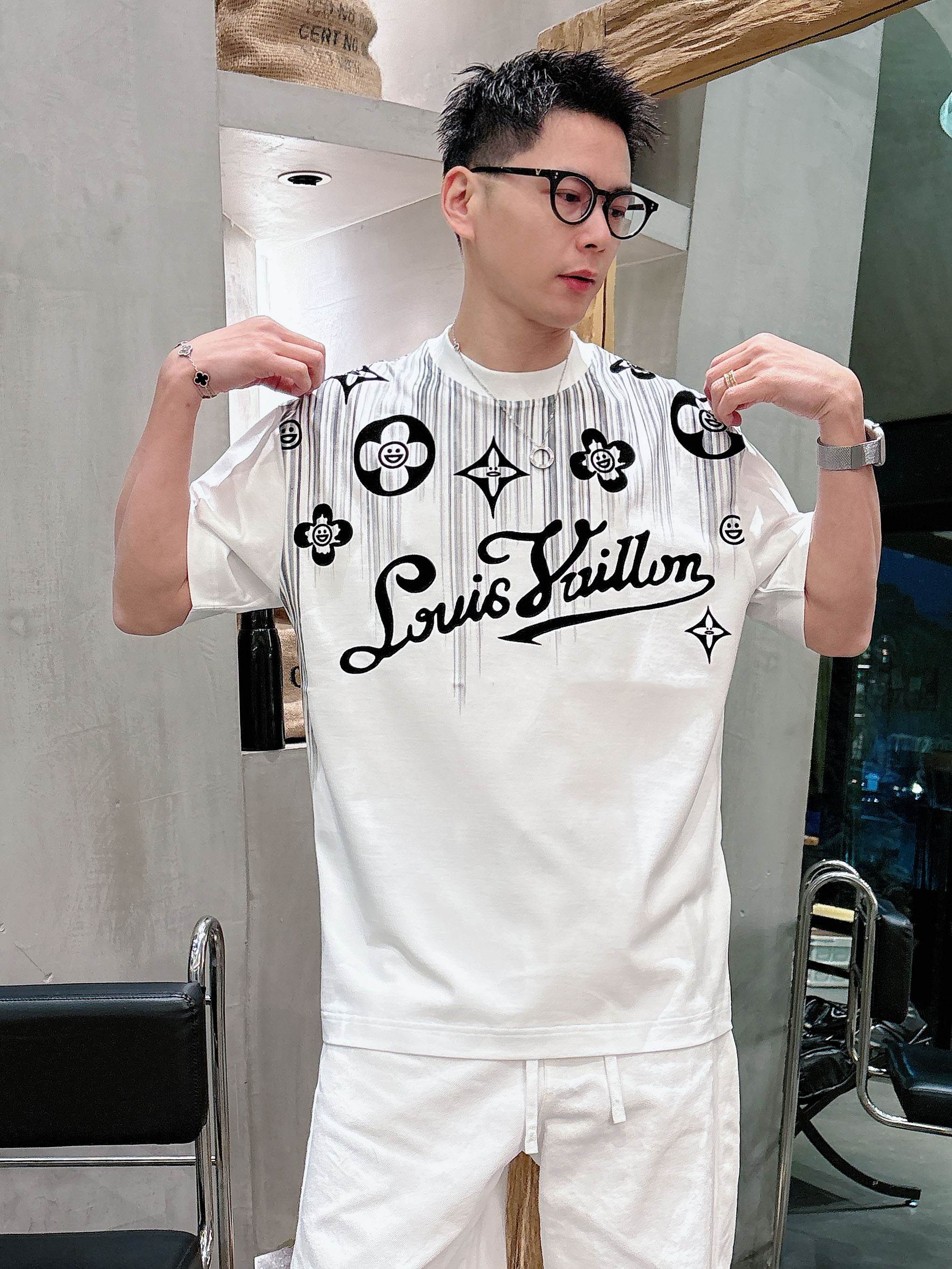 【 LV 2026春夏 · 高阶定制T恤】🔹 核心面料：秘鲁进口匹马棉 × 顶级丝光工艺🔹 核心体感：蚕