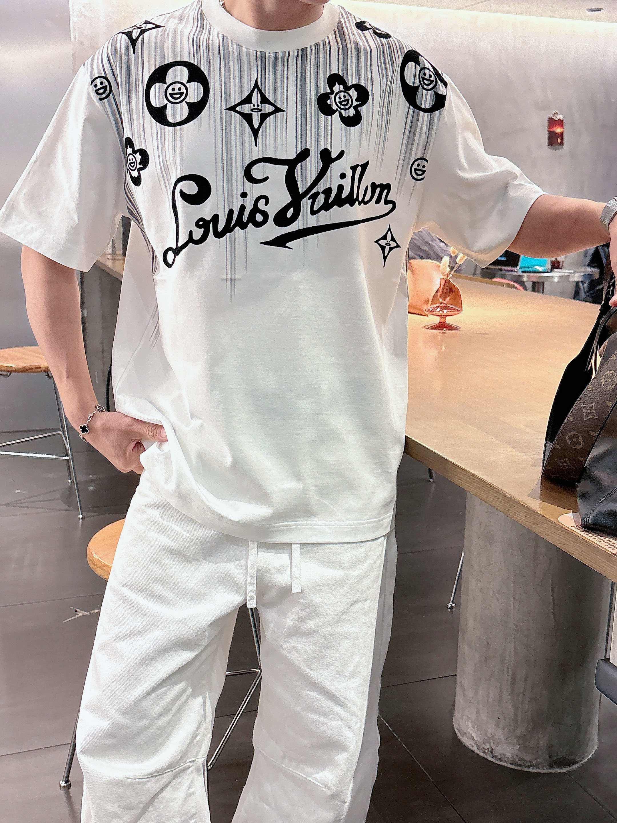 【 LV 2026春夏 · 高阶定制T恤】🔹 核心面料：秘鲁进口匹马棉 × 顶级丝光工艺🔹 核心体感：蚕