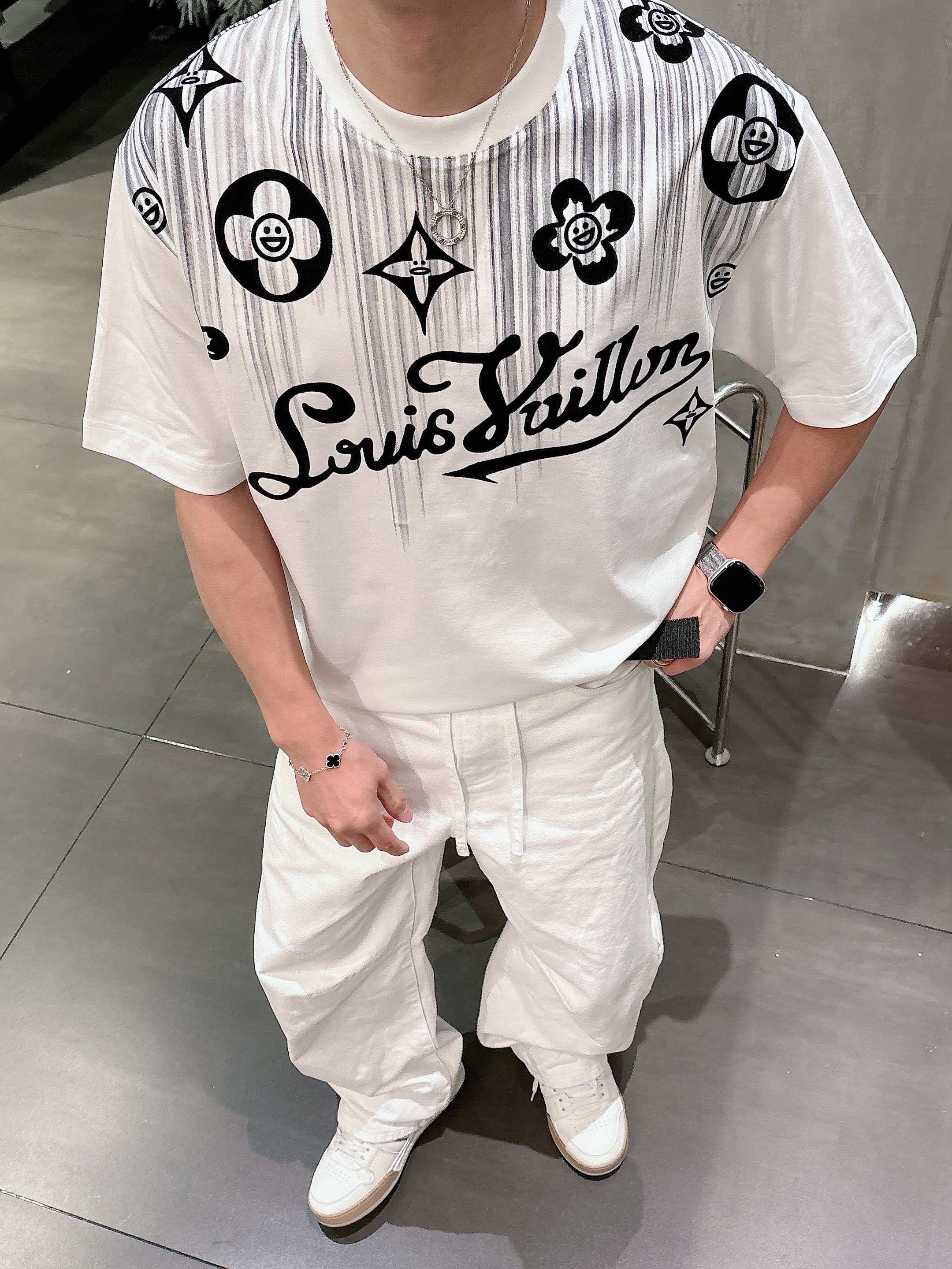 【 LV 2026春夏 · 高阶定制T恤】🔹 核心面料：秘鲁进口匹马棉 × 顶级丝光工艺🔹 核心体感：蚕