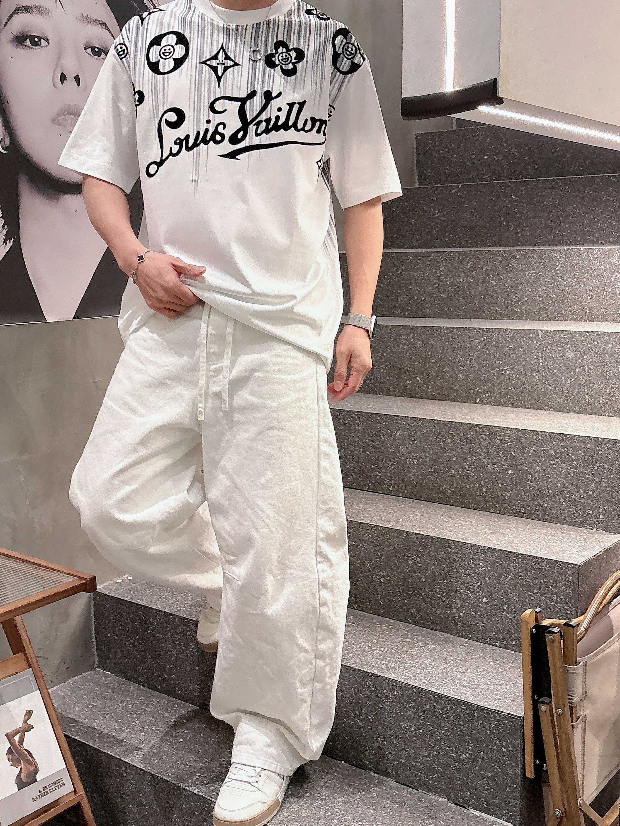 【 LV 2026春夏 · 高阶定制T恤】🔹 核心面料：秘鲁进口匹马棉 × 顶级丝光工艺🔹 核心体感：蚕