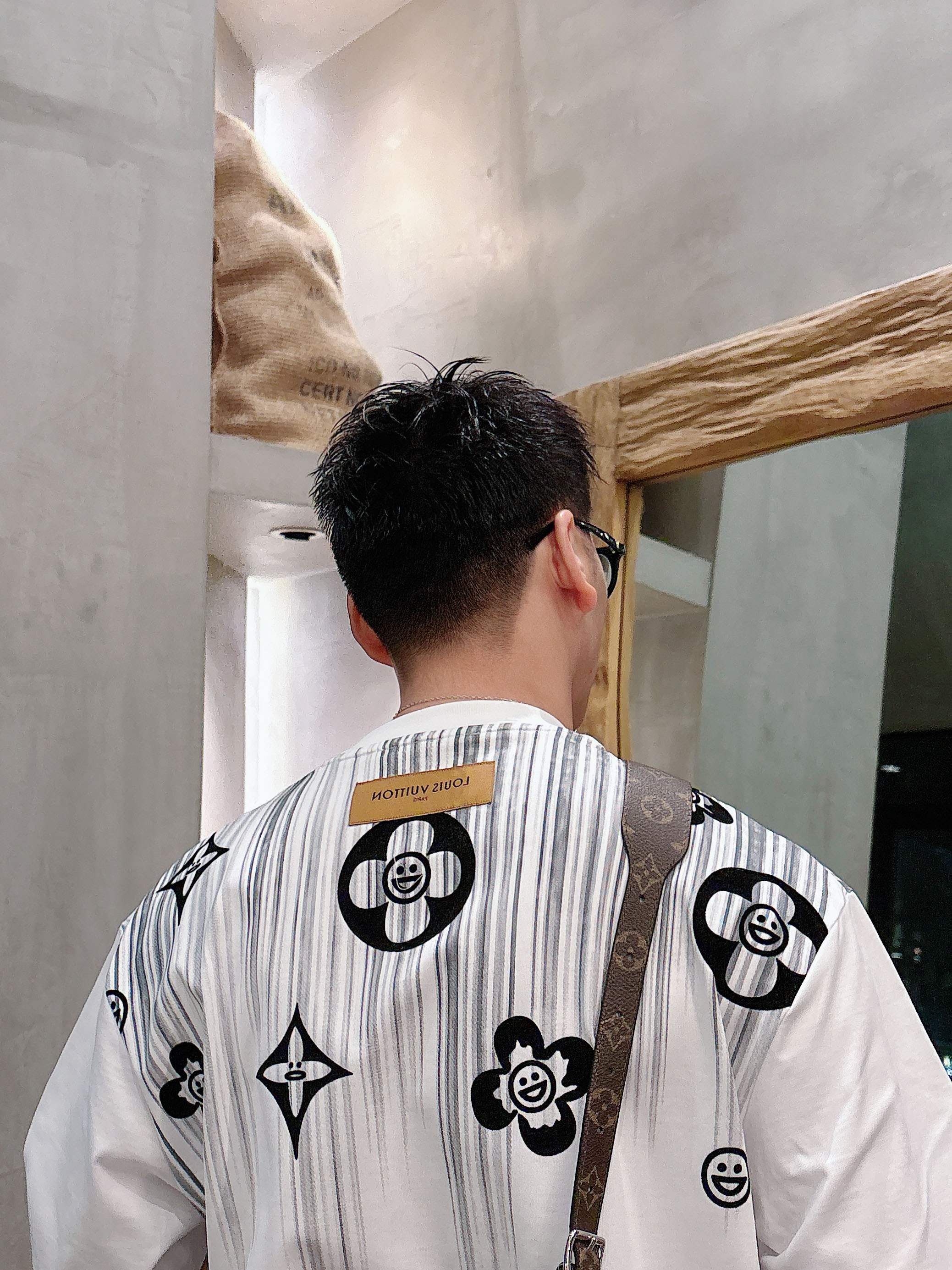 【 LV 2026春夏 · 高阶定制T恤】🔹 核心面料：秘鲁进口匹马棉 × 顶级丝光工艺🔹 核心体感：蚕