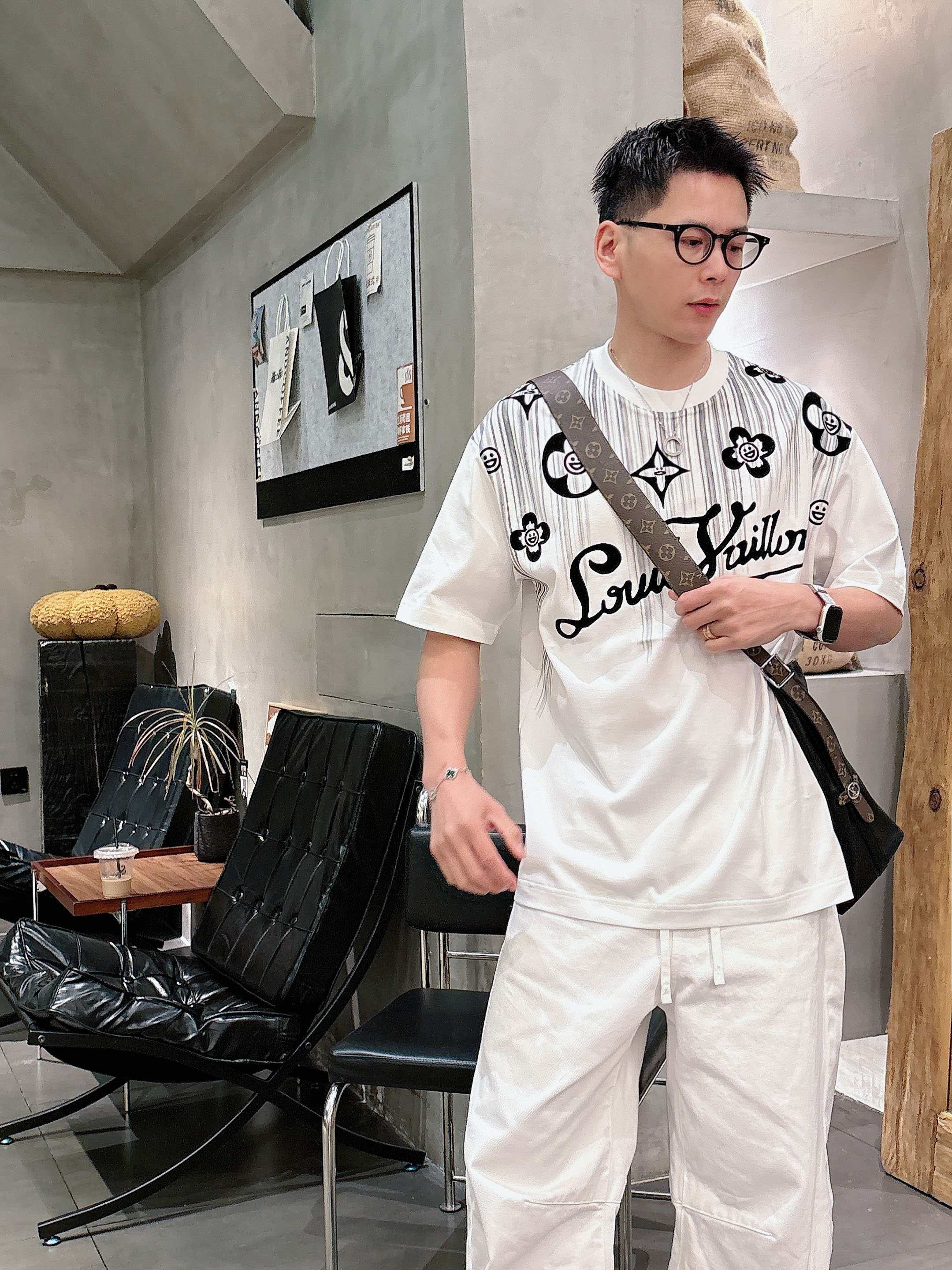 【 LV 2026春夏 · 高阶定制T恤】🔹 核心面料：秘鲁进口匹马棉 × 顶级丝光工艺🔹 核心体感：蚕
